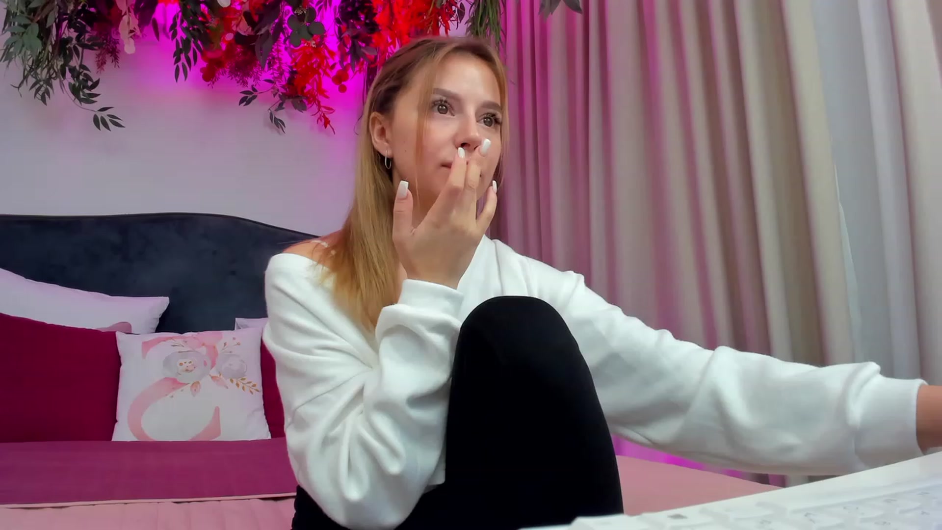 Gallery image thumbnail from SofiBloom's myfreecams stream on, 09/26/2023, 14:59 image 11 of 20