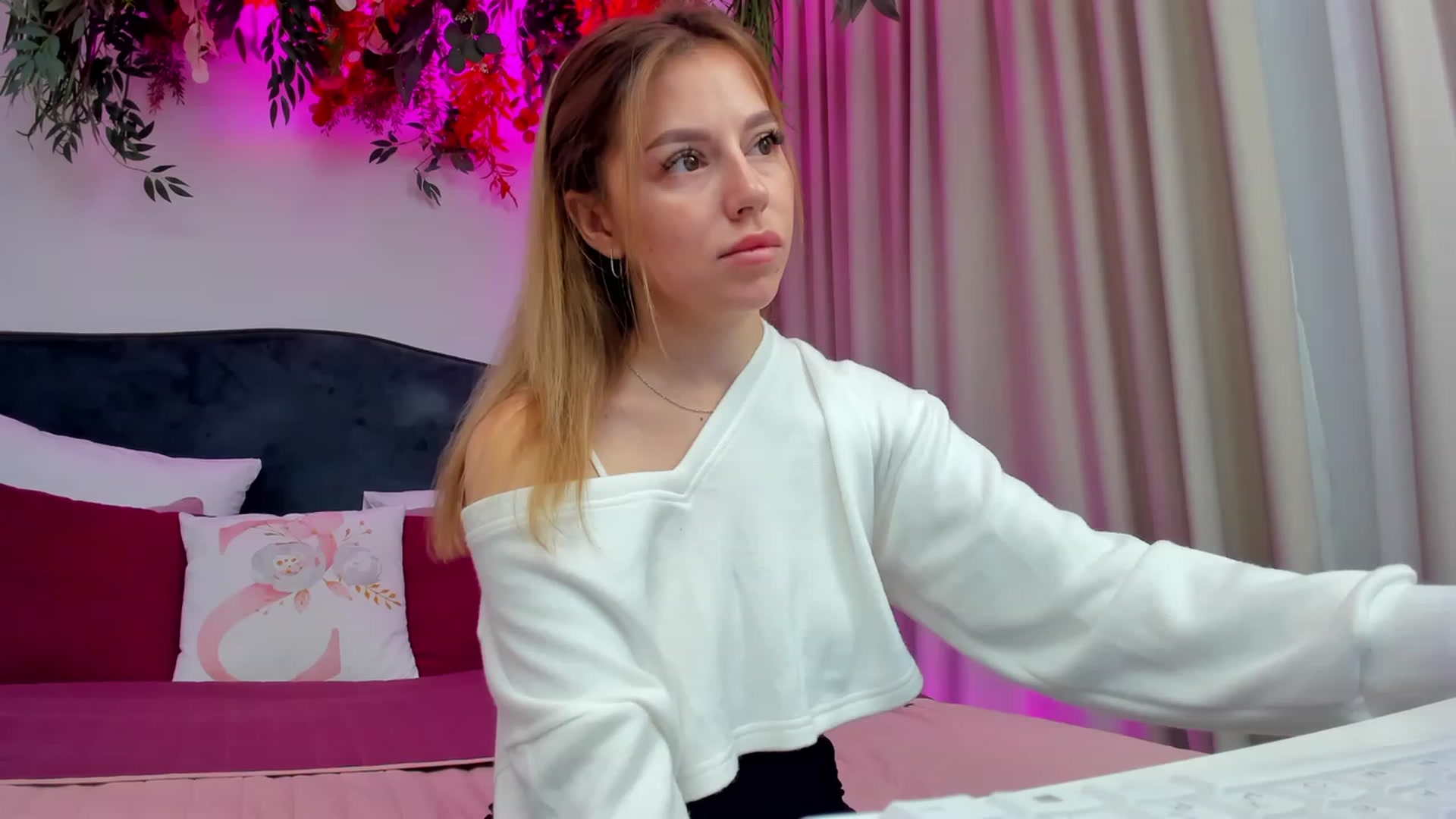 Gallery image thumbnail from SofiBloom's myfreecams stream on, 09/26/2023, 14:59 image 13 of 20