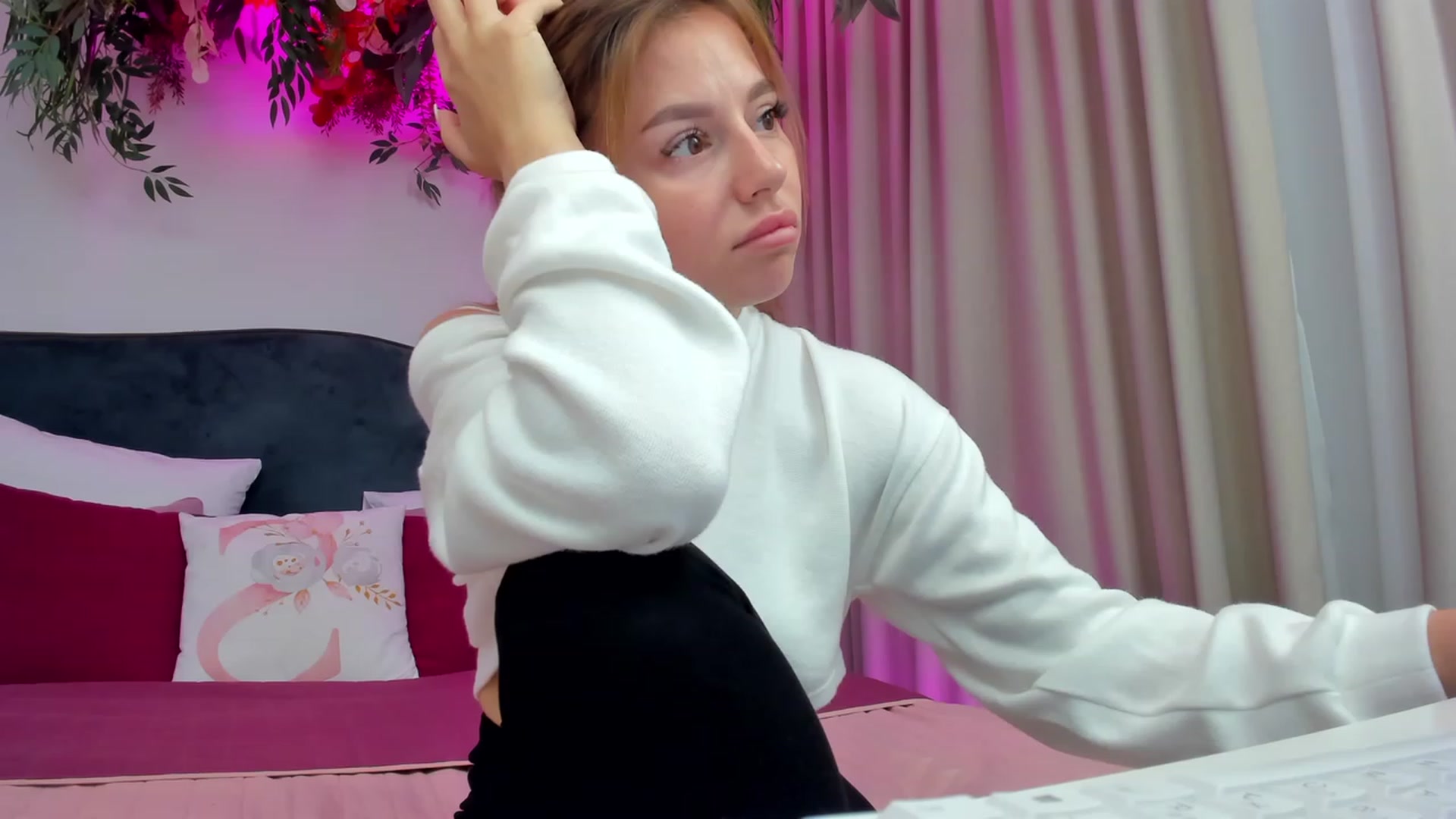 Gallery image thumbnail from SofiBloom's myfreecams stream on, 09/26/2023, 14:59 image 18 of 20