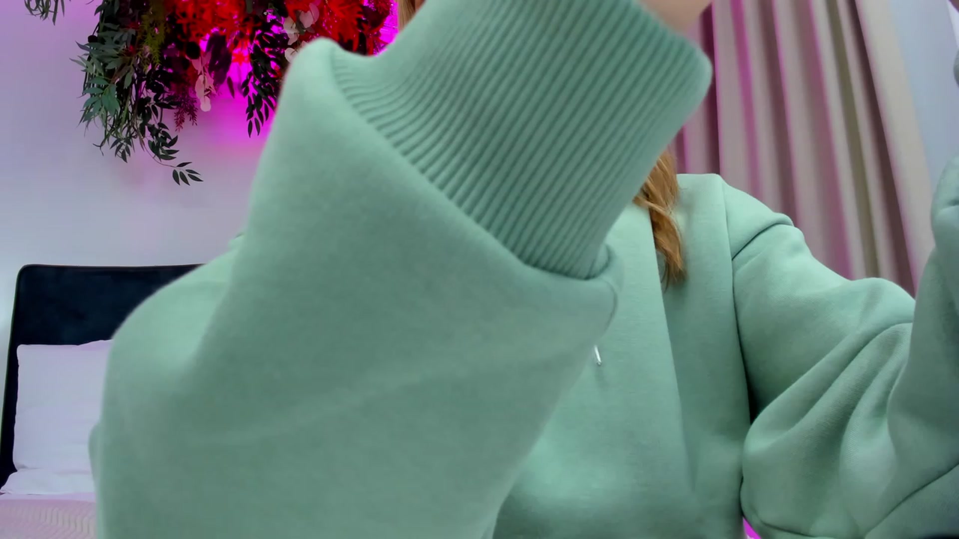 Gallery image thumbnail from SofiBloom's myfreecams stream on, 10/15/2023, 19:07 image 19 of 20
