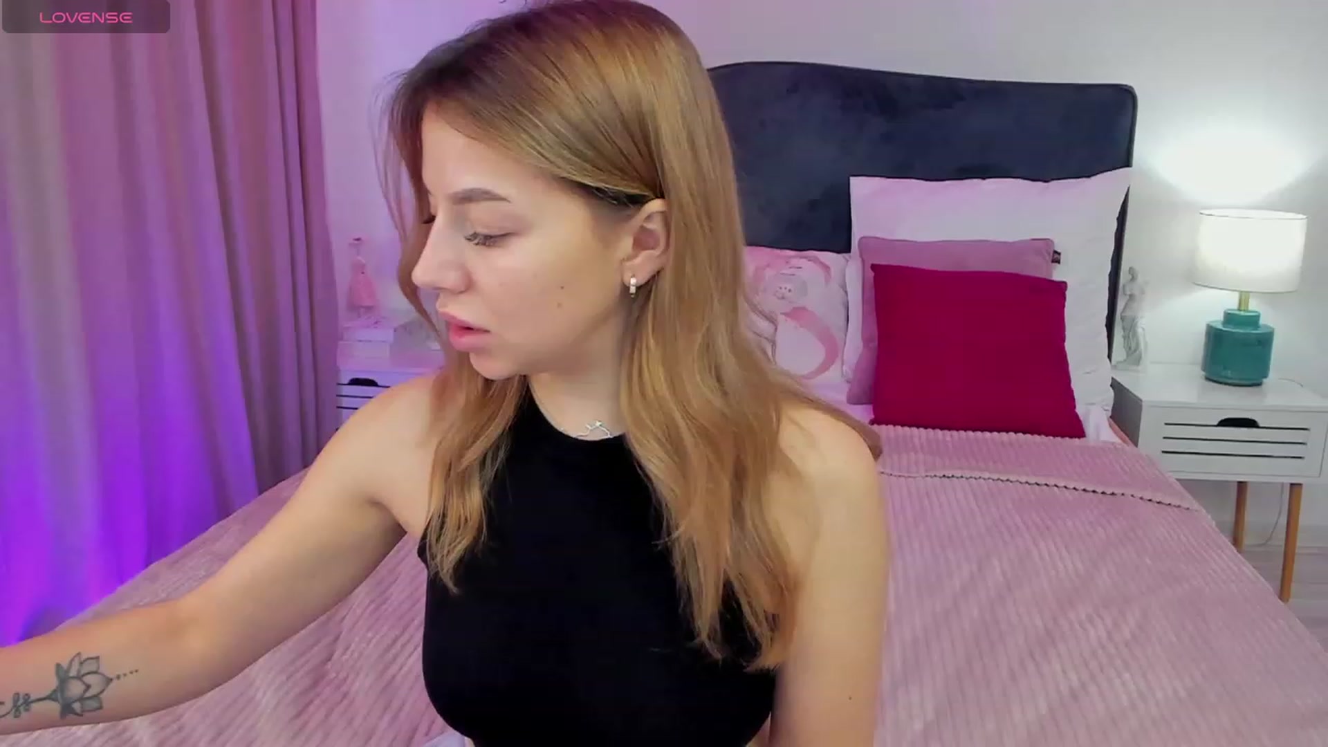 Gallery image thumbnail from SofiBloom's myfreecams stream on, 11/30/2023, 13:02 image 14 of 20