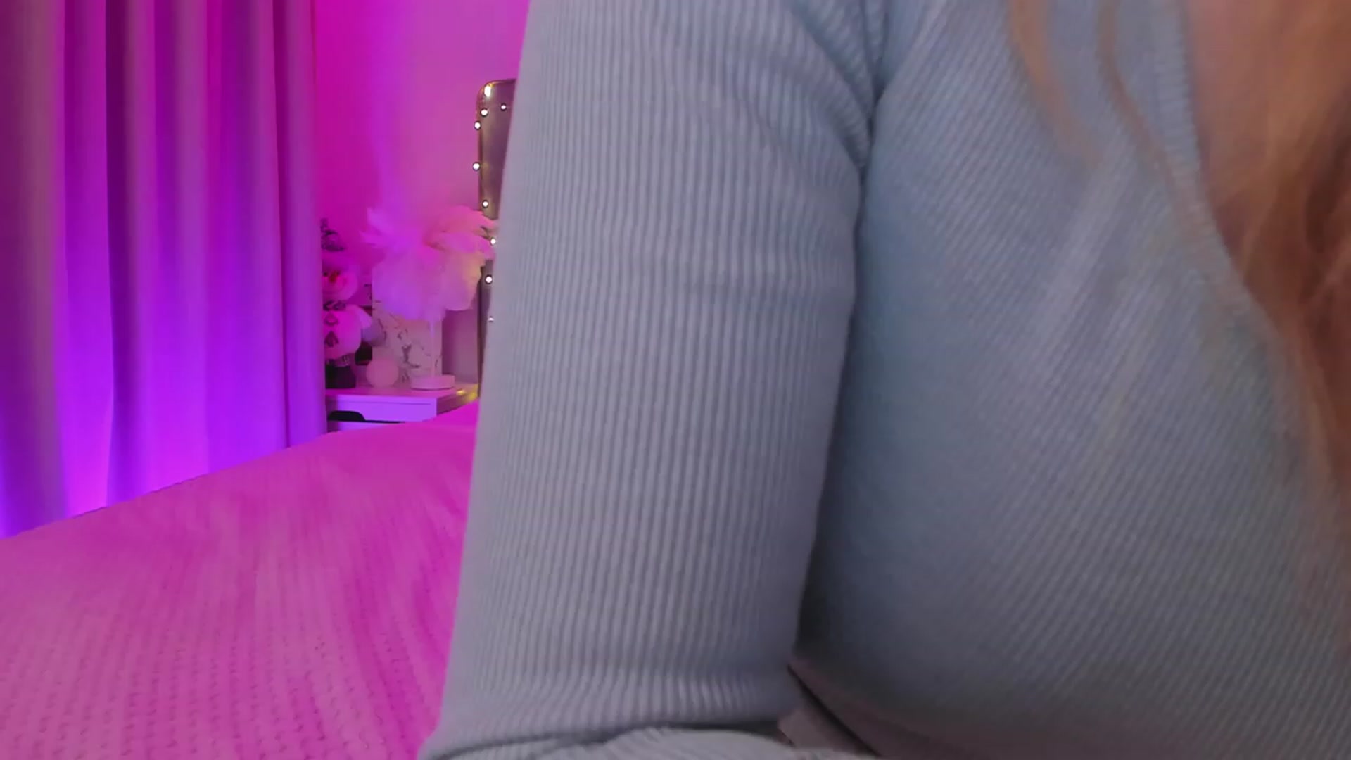 Gallery image thumbnail from SofiBloom's myfreecams stream on, 12/13/2023, 17:31 image 5 of 20