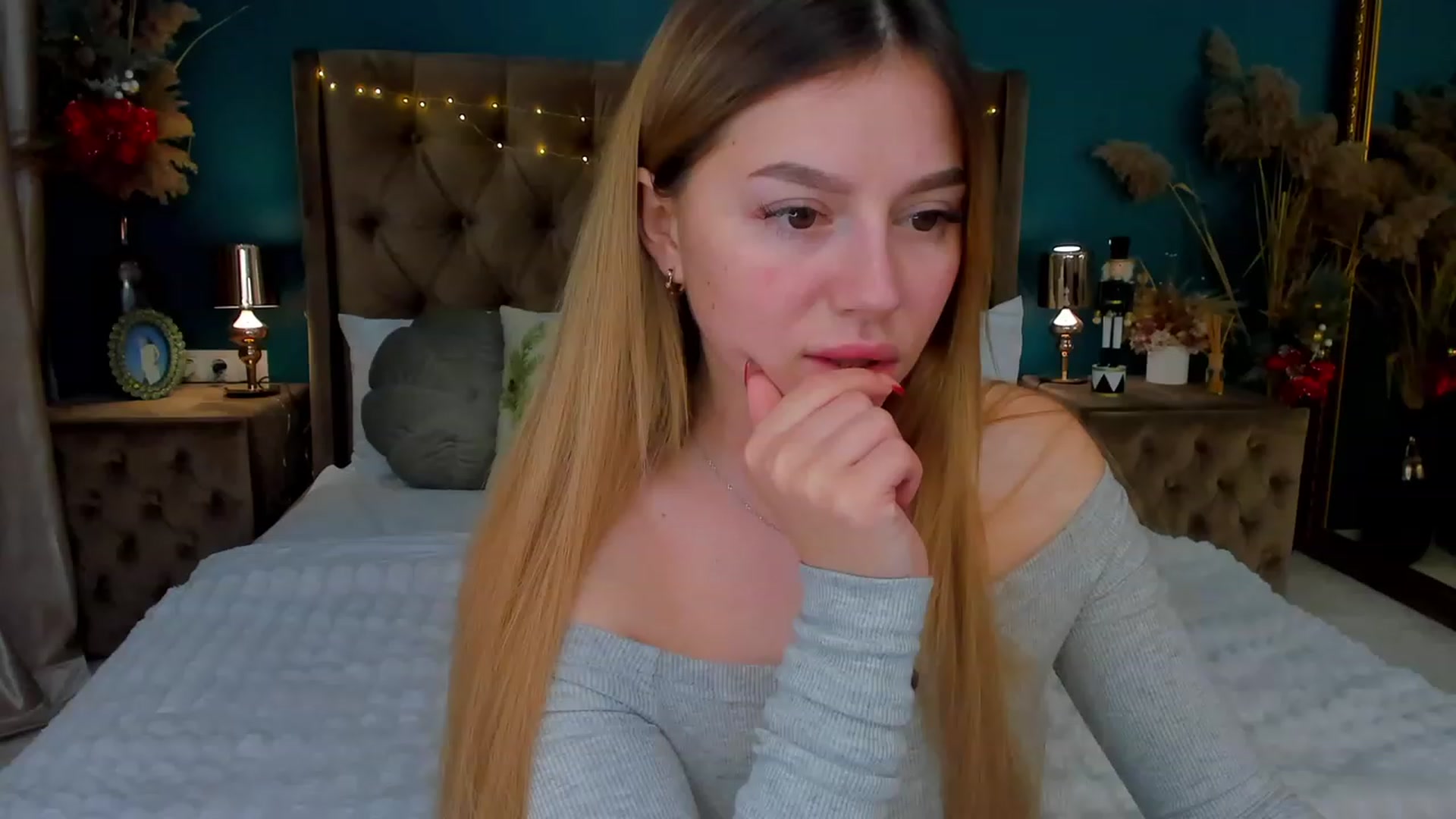 Gallery image thumbnail from SofiBloom's myfreecams stream on, 01/09/2024, 20:00 image 11 of 20