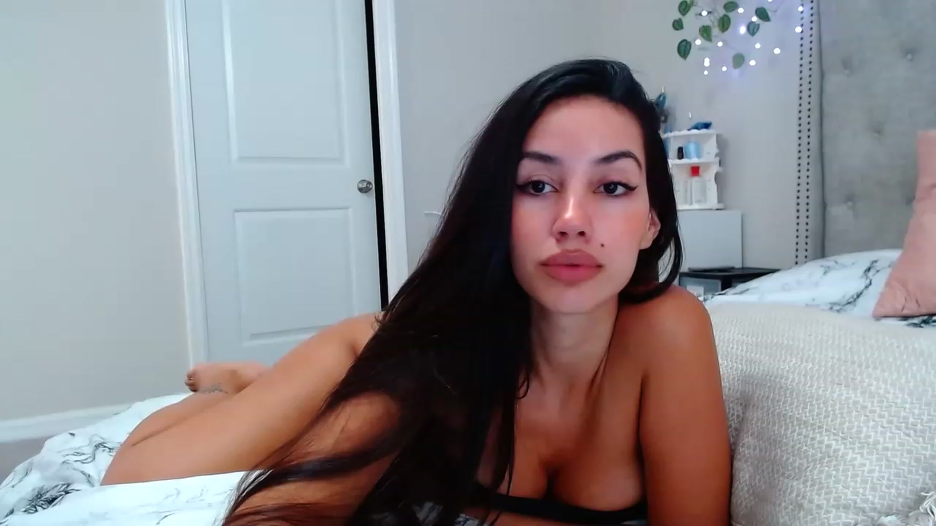 Gallery image thumbnail from SofiDiamond_'s myfreecams stream on, 11/17/2022, 21:41 image 16 of 20