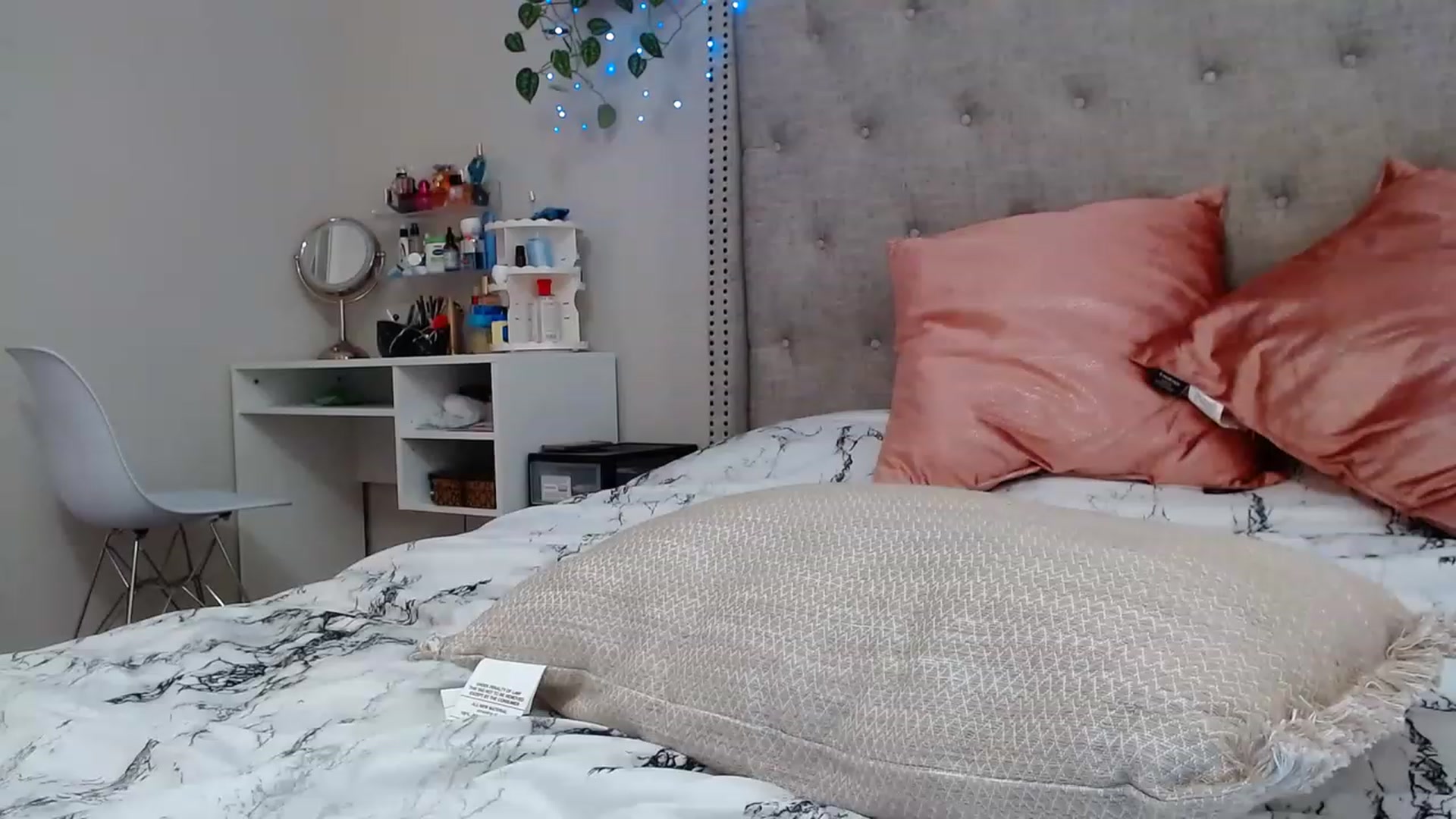 Gallery image thumbnail from SofiDiamond_'s myfreecams stream on, 11/17/2022, 21:41 image 18 of 20