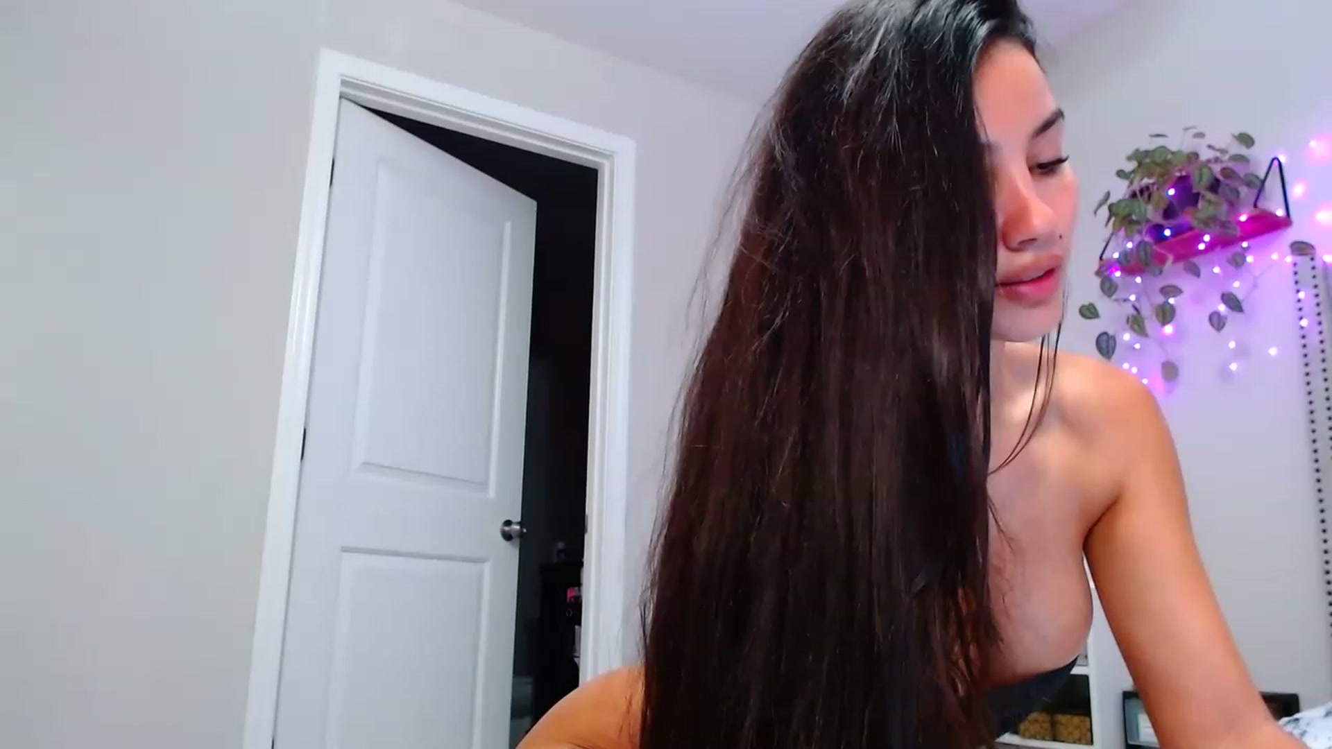 Gallery image thumbnail from SofiDiamond_'s myfreecams stream on, 11/18/2022, 02:45 image 17 of 20