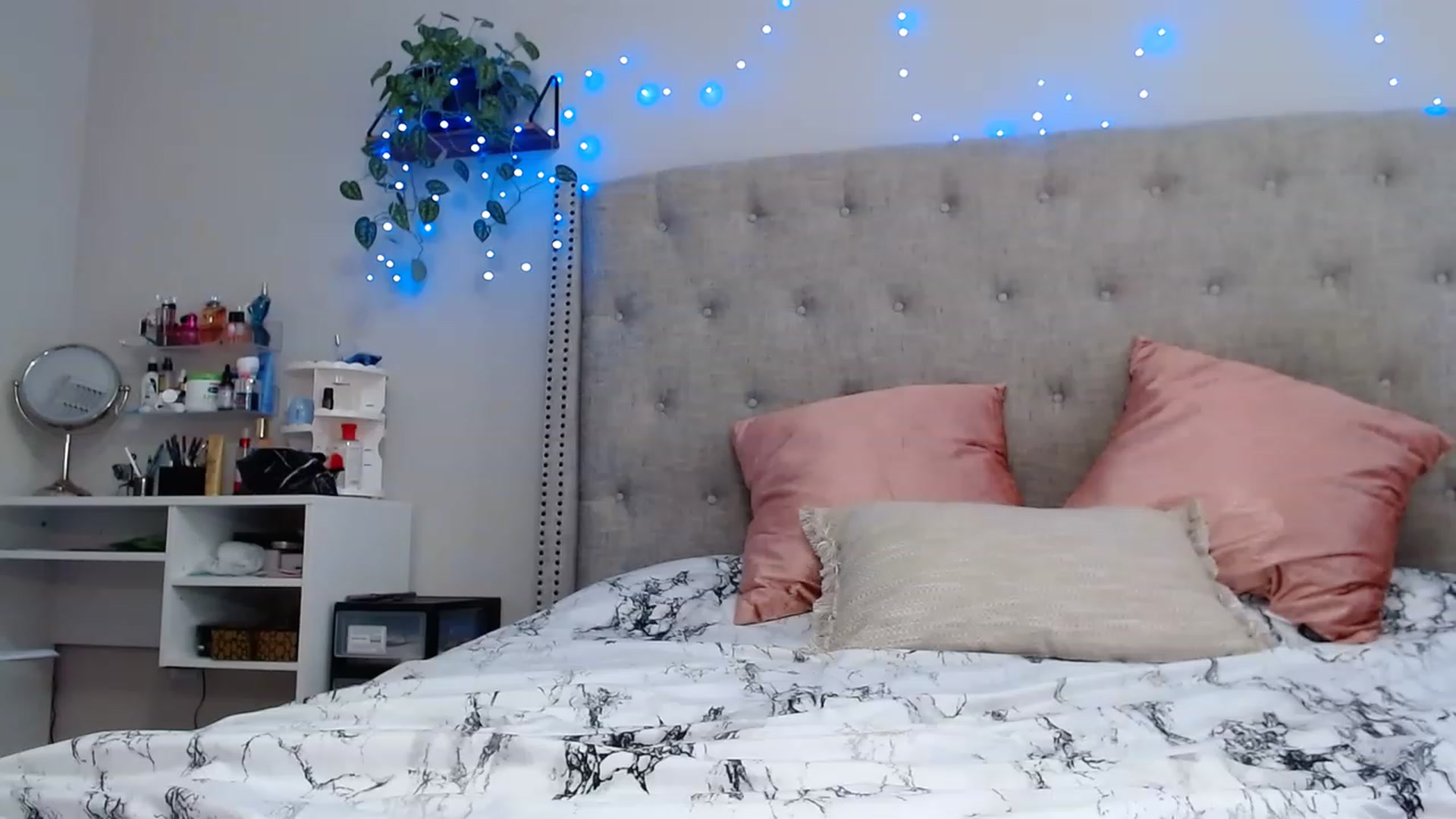 Gallery image thumbnail from SofiDiamond_'s myfreecams stream on, 11/19/2022, 21:15 image 8 of 20