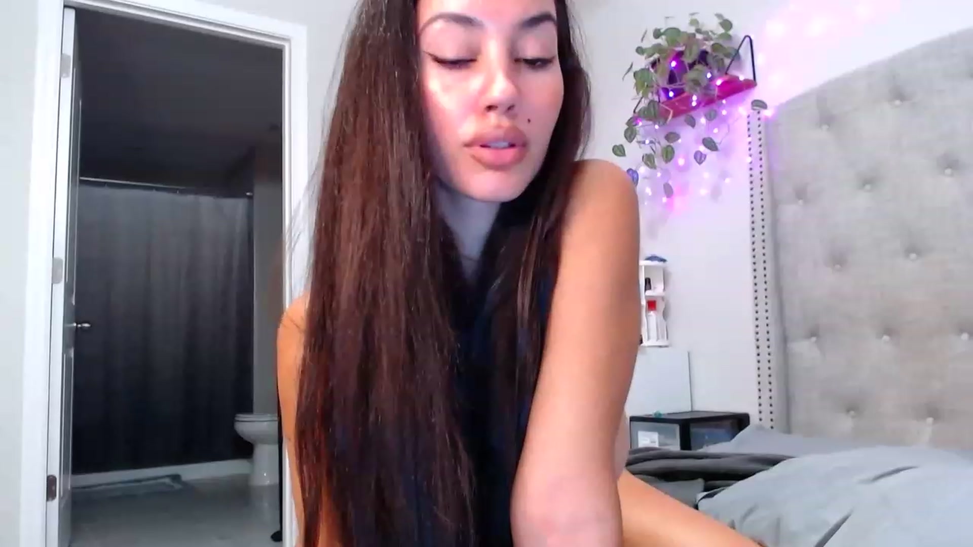 Gallery image thumbnail from SofiDiamond_'s myfreecams stream on, 11/22/2022, 20:36 image 18 of 20