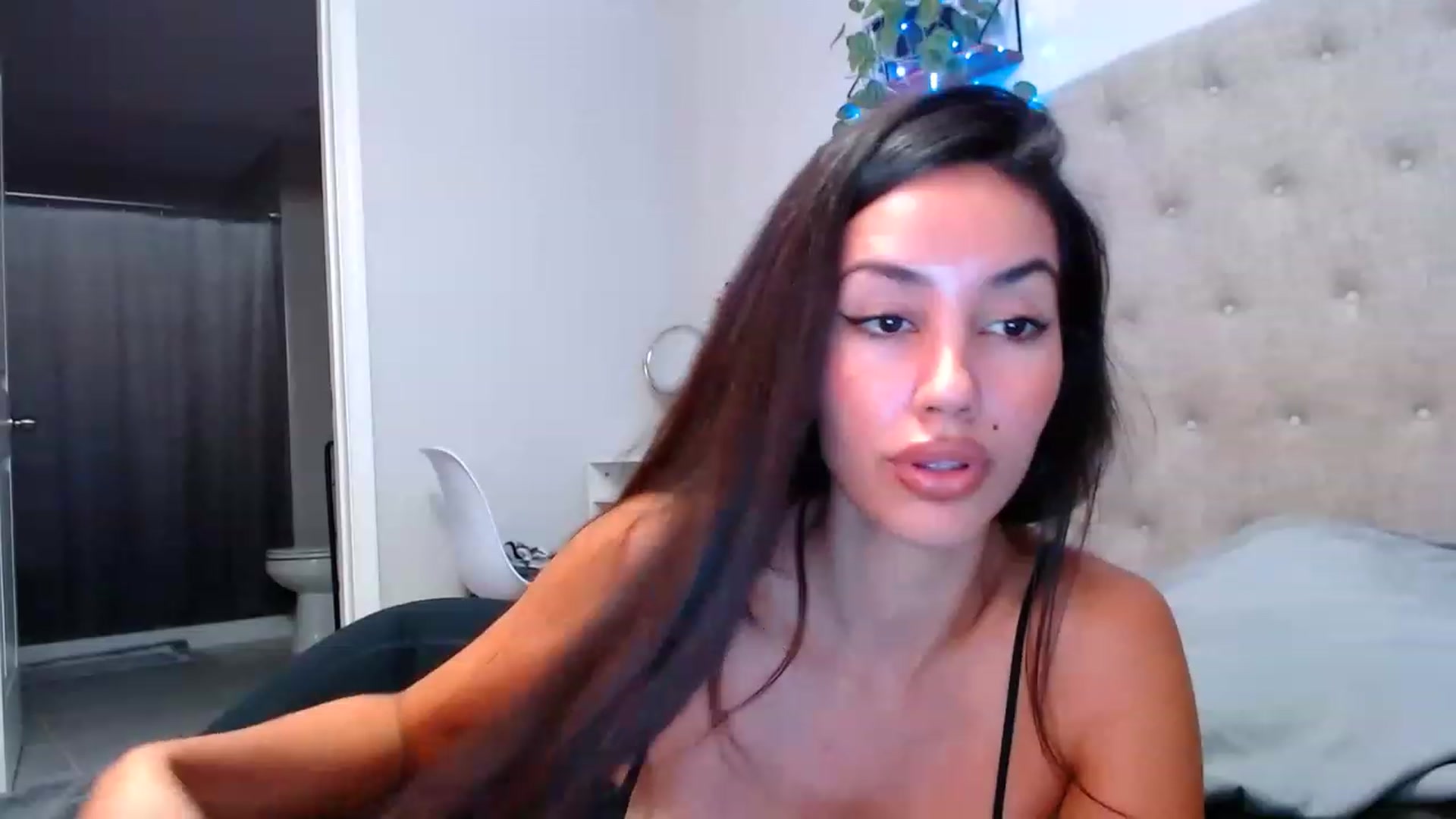 Gallery image thumbnail from SofiDiamond_'s myfreecams stream on, 11/22/2022, 22:09 image 19 of 20