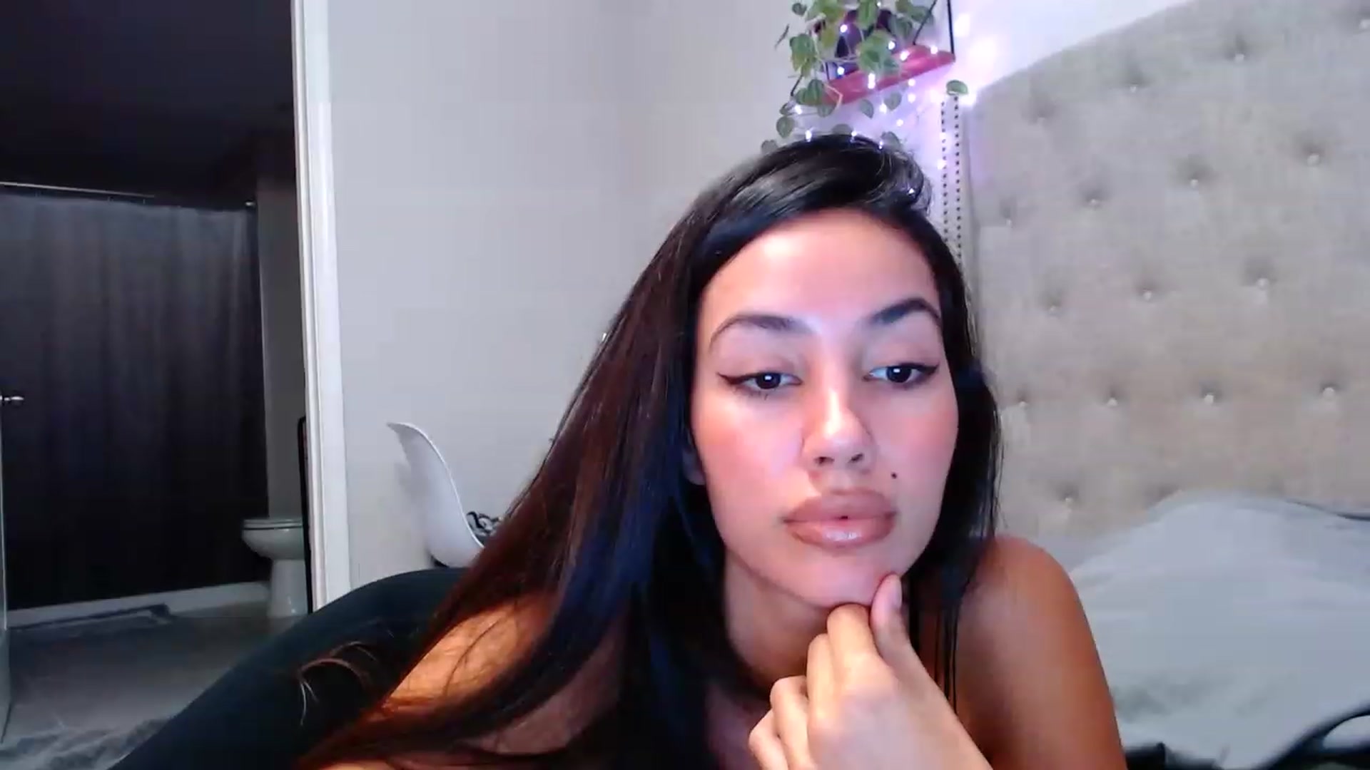 Gallery image thumbnail from SofiDiamond_'s myfreecams stream on, 11/22/2022, 22:09 image 17 of 20