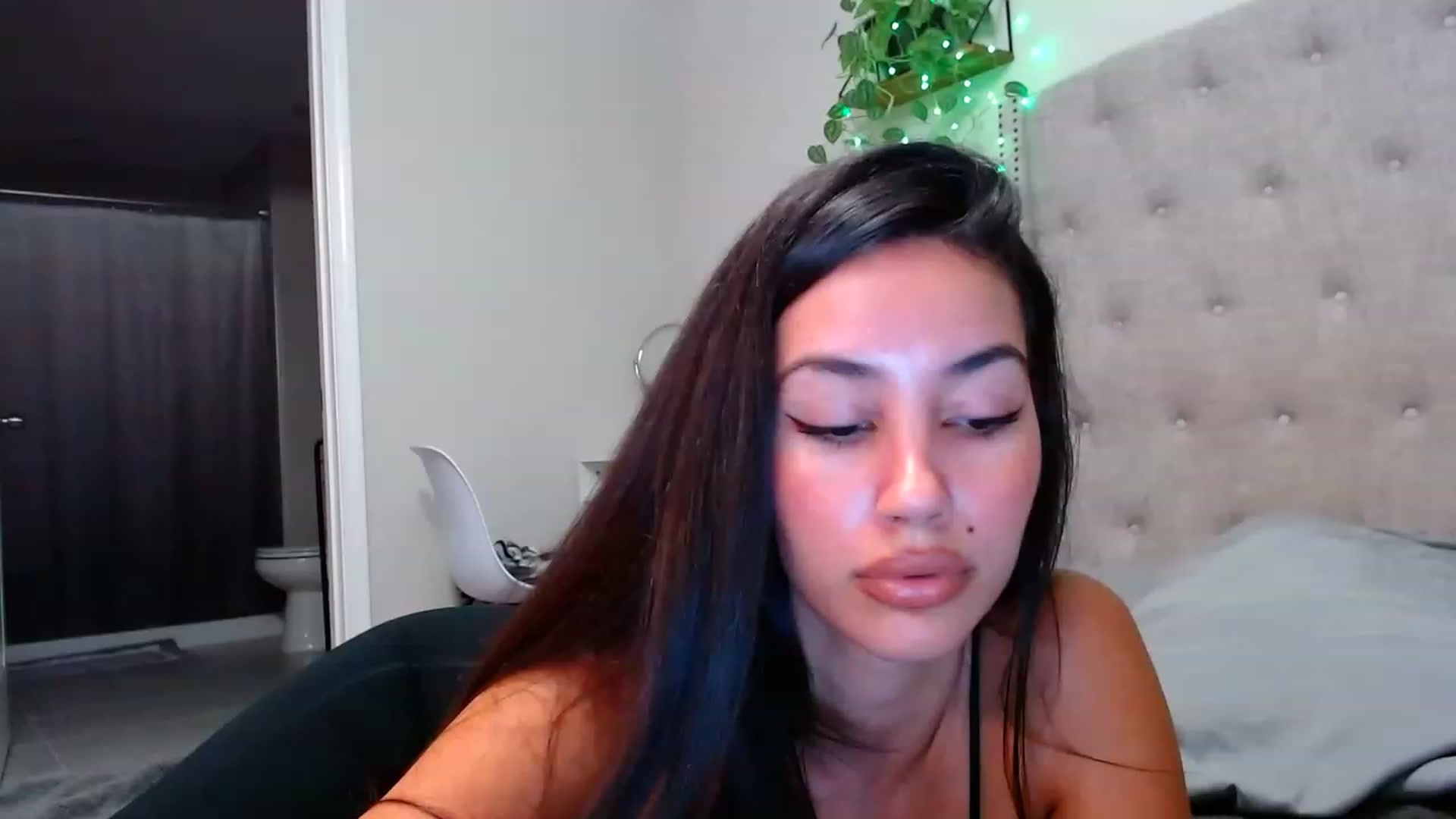 Gallery image thumbnail from SofiDiamond_'s myfreecams stream on, 11/22/2022, 22:09 image 18 of 20