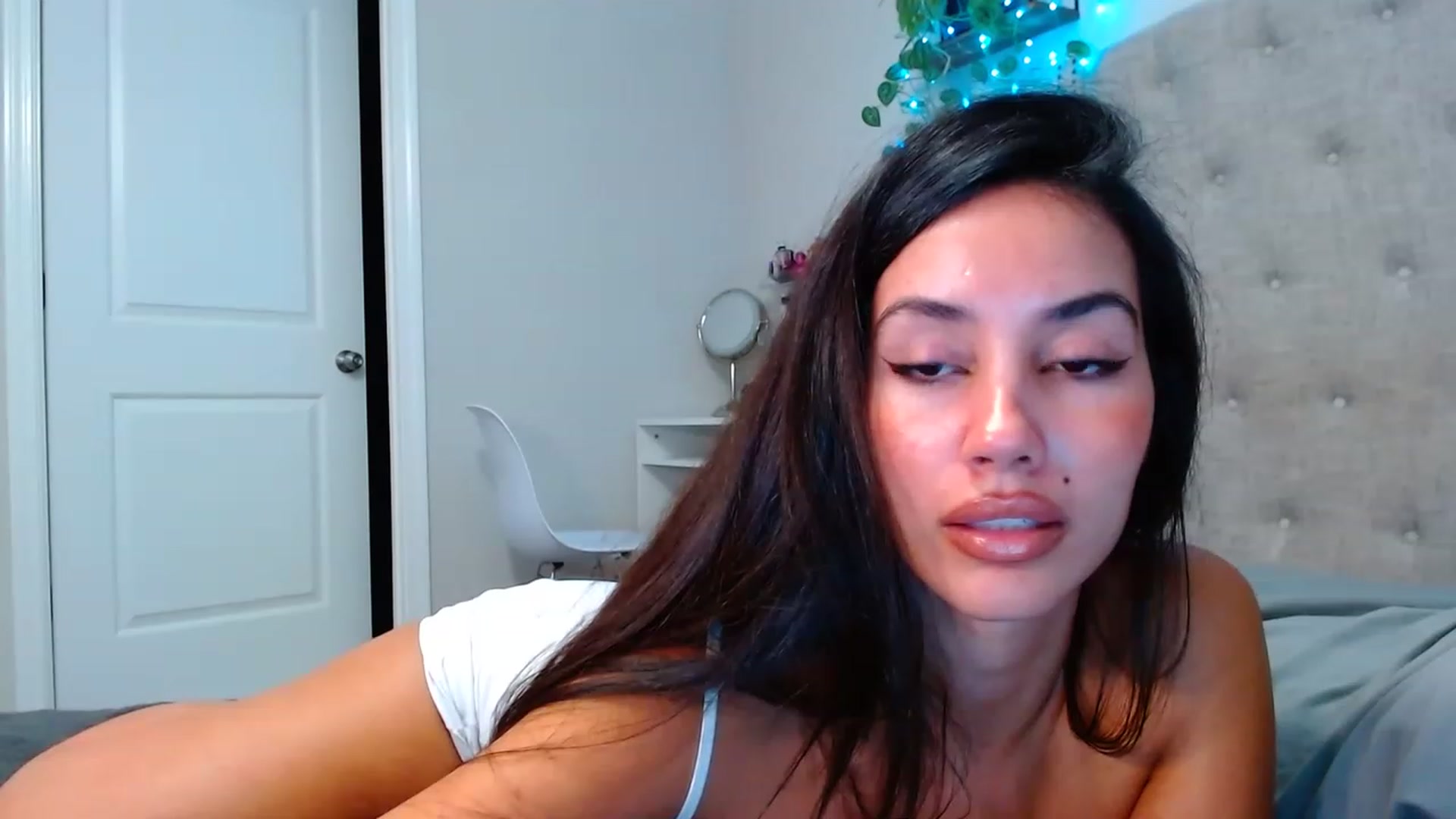 Gallery image thumbnail from SofiDiamond_'s myfreecams stream on, 11/23/2022, 22:09 image 3 of 20