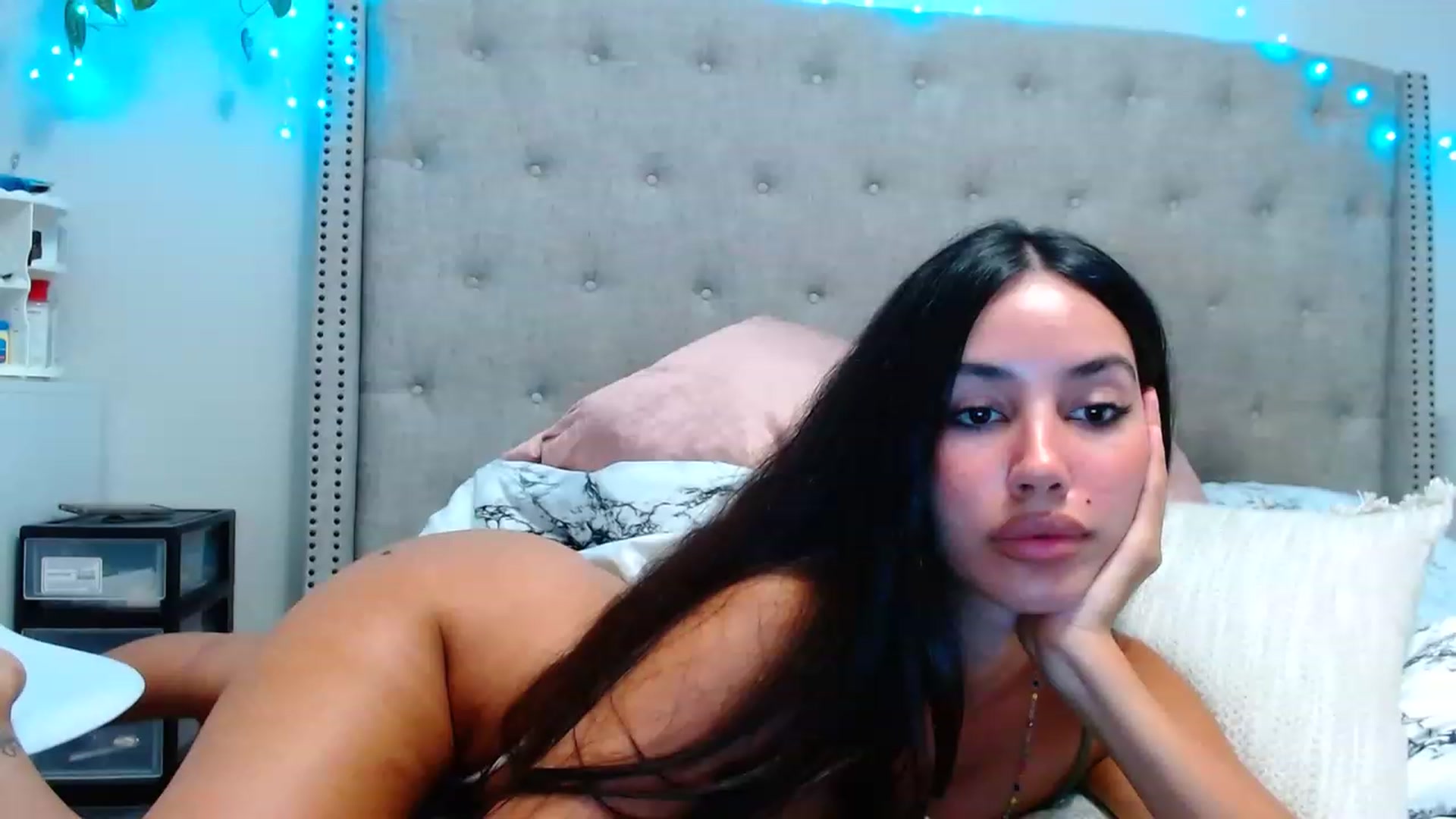 Gallery image thumbnail from SofiDiamond_'s myfreecams stream on, 12/01/2022, 24:21 image 13 of 20