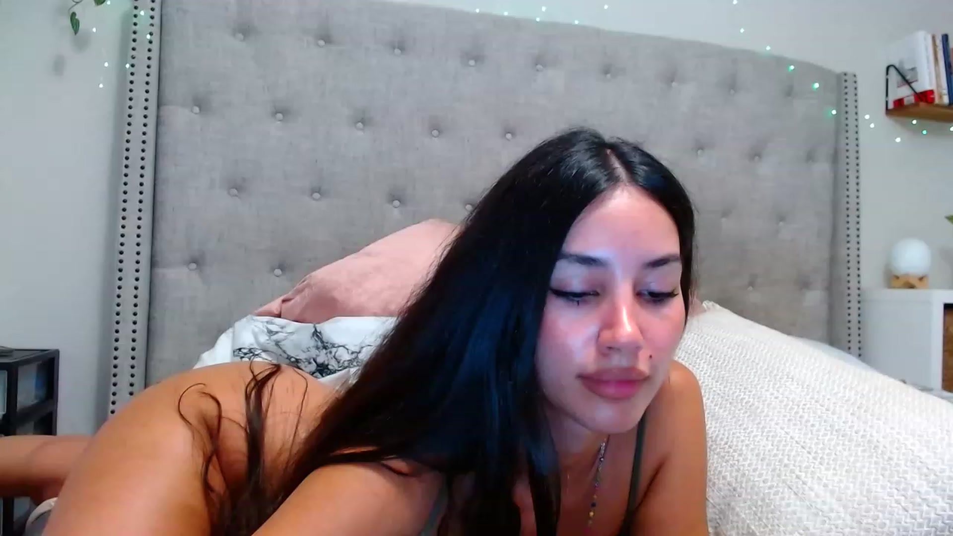 Gallery image thumbnail from SofiDiamond_'s myfreecams stream on, 12/01/2022, 24:21 image 1 of 20