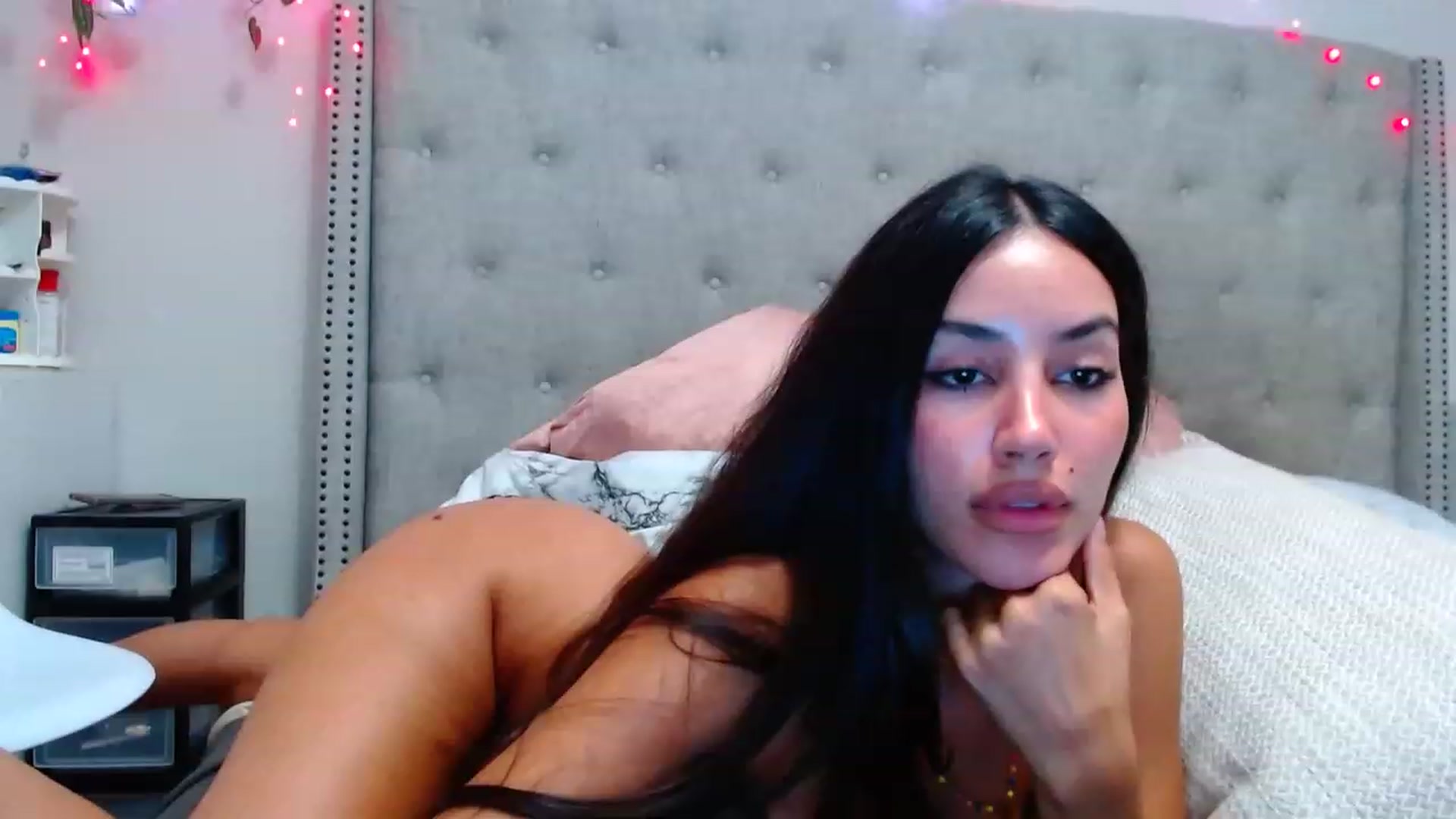Gallery image thumbnail from SofiDiamond_'s myfreecams stream on, 12/01/2022, 24:21 image 10 of 20