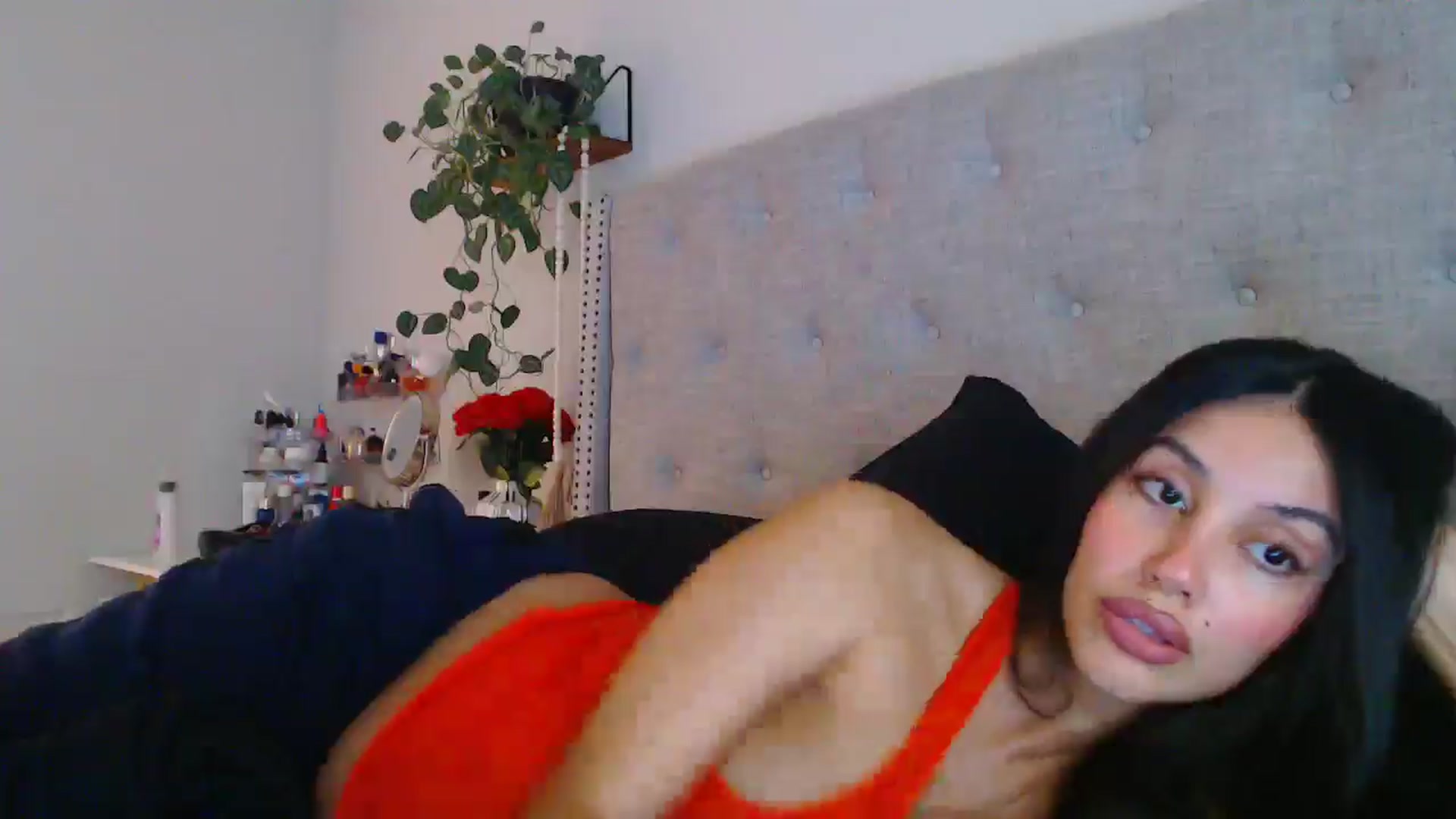 Gallery image thumbnail from SofiDiamond_'s myfreecams stream on, 12/18/2024, 17:31 image 18 of 20