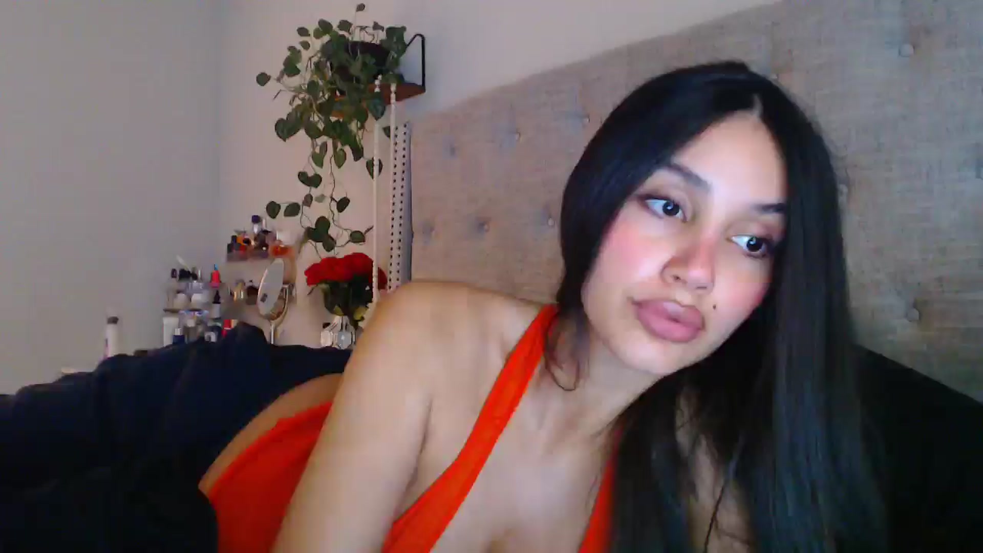 Gallery image thumbnail from SofiDiamond_'s myfreecams stream on, 12/18/2024, 17:31 image 13 of 20