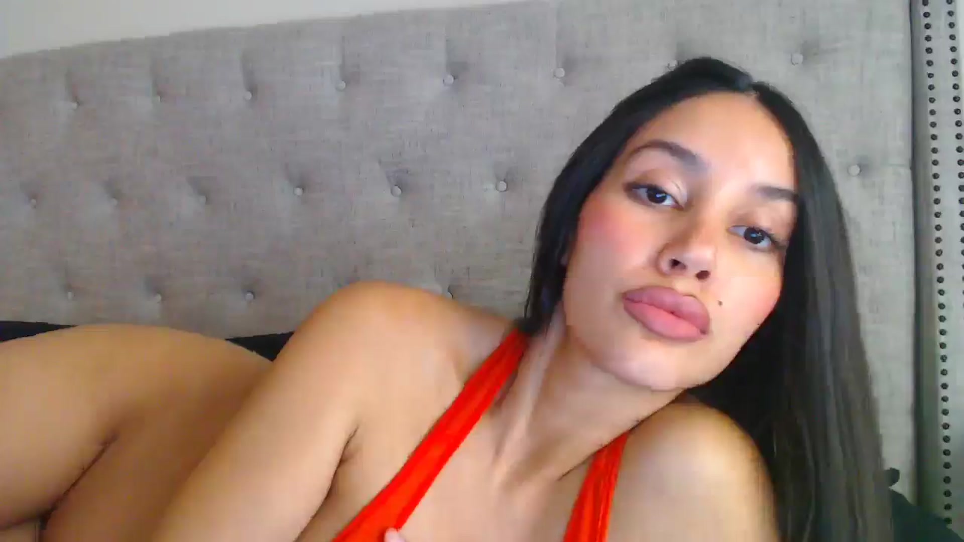 Gallery image thumbnail from SofiDiamond_'s myfreecams stream on, 12/18/2024, 19:53 image 3 of 20