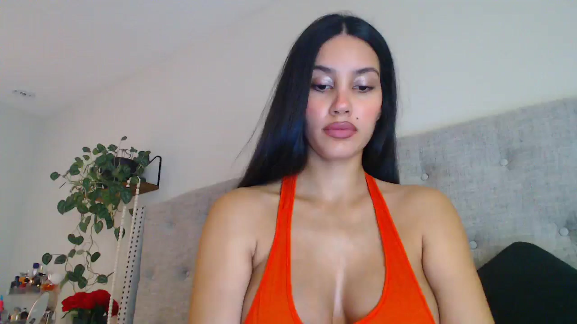 Gallery image thumbnail from SofiDiamond_'s myfreecams stream on, 12/19/2024, 18:51 image 19 of 20