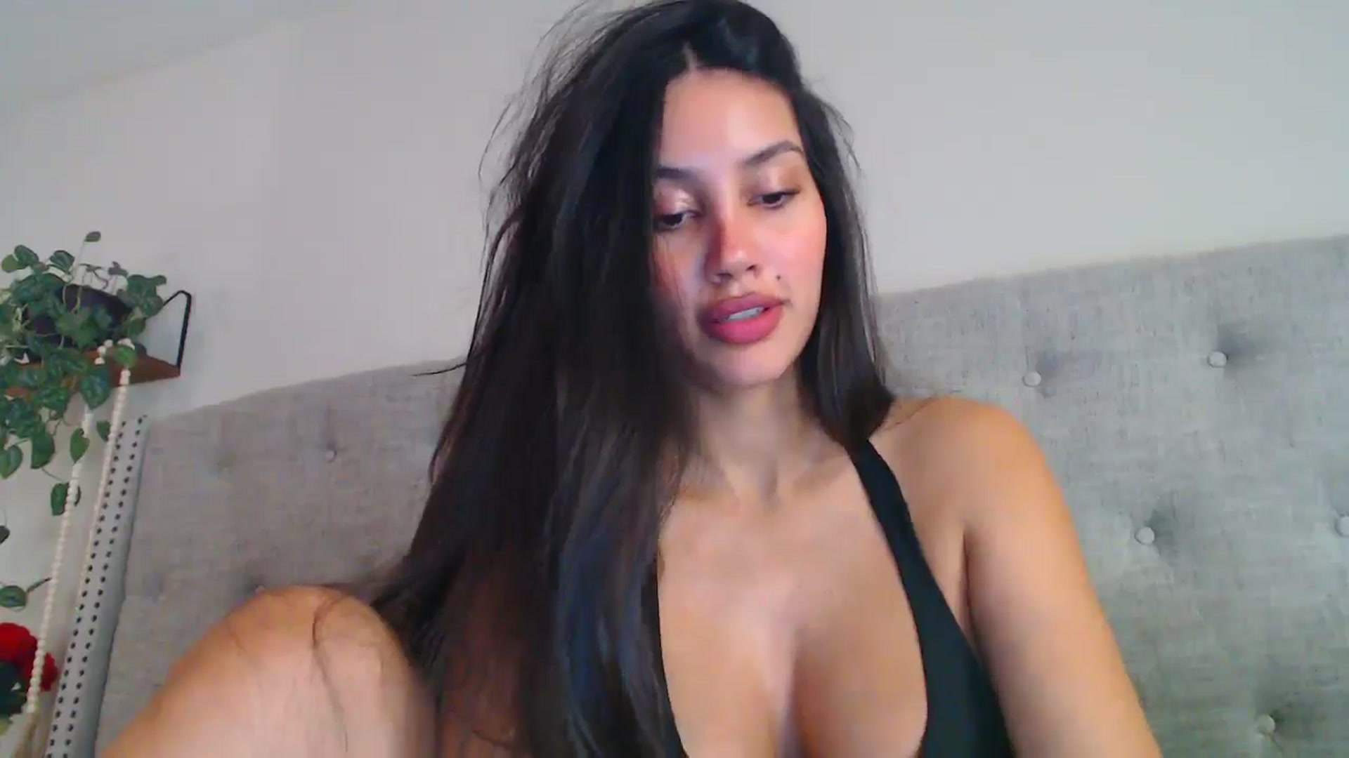 Gallery image thumbnail from SofiDiamond_'s myfreecams stream on, 12/20/2024, 21:41 image 16 of 20