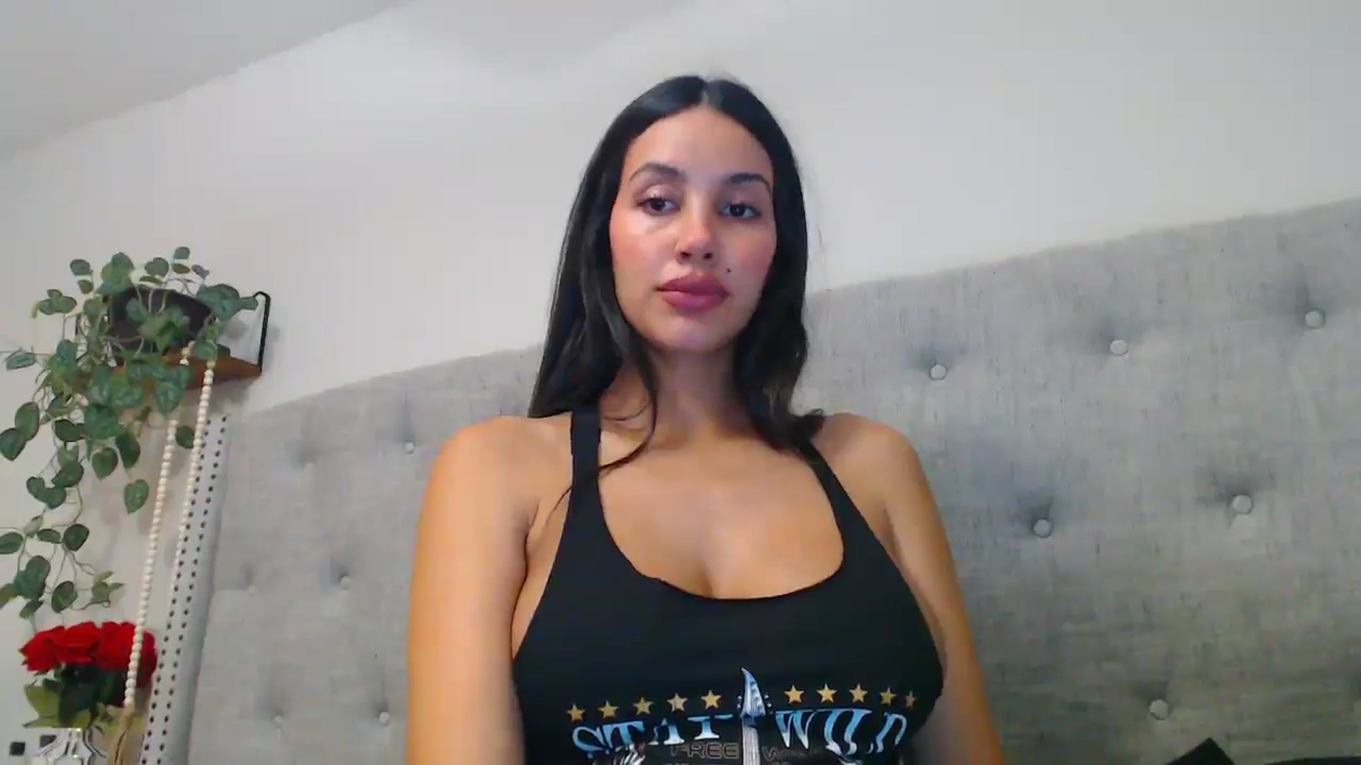 Gallery image thumbnail from SofiDiamond_'s myfreecams stream on, 01/02/2025, 23:10 image 11 of 20