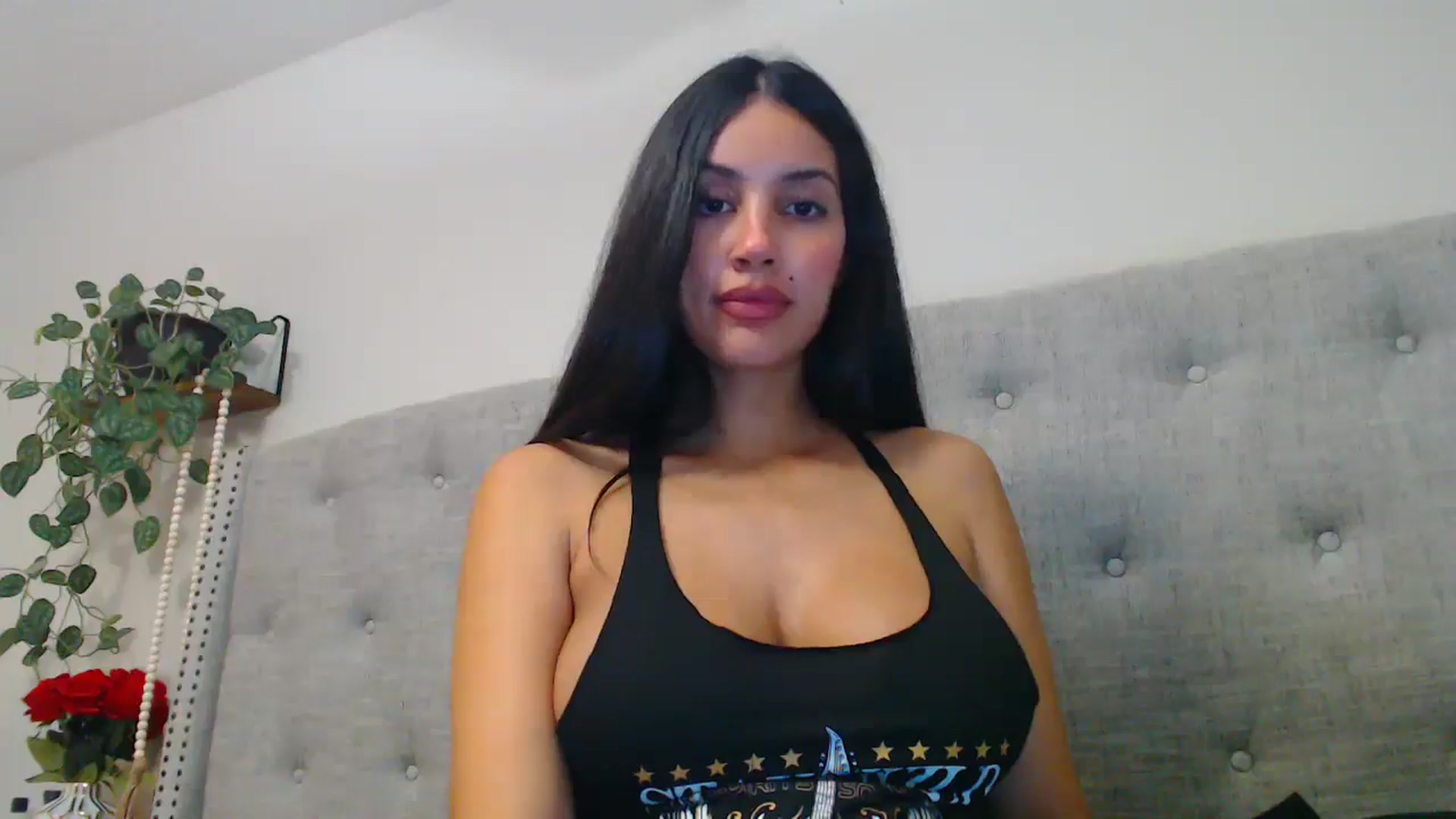 Gallery image thumbnail from SofiDiamond_'s myfreecams stream on, 01/02/2025, 23:10 image 8 of 20