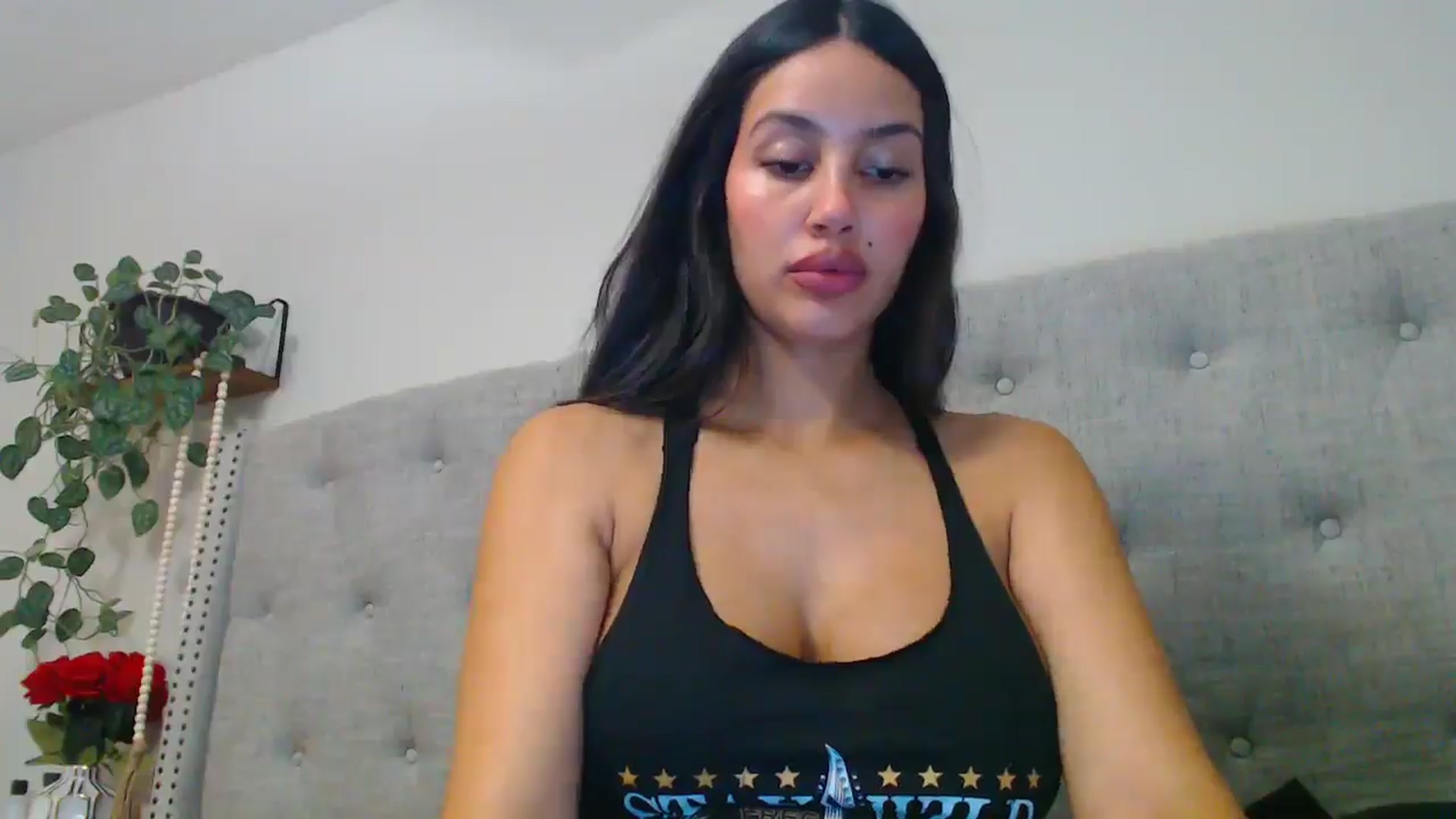Gallery image thumbnail from SofiDiamond_'s myfreecams stream on, 01/02/2025, 23:10 image 12 of 20