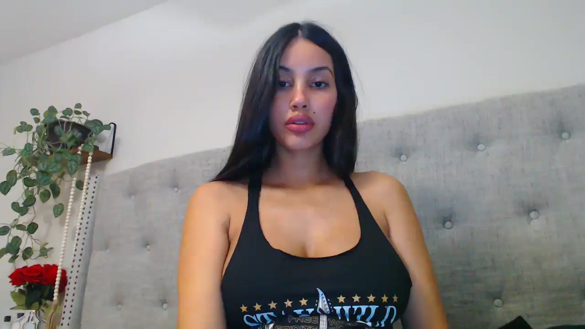 Gallery image thumbnail from SofiDiamond_'s myfreecams stream on, 01/02/2025, 23:10 image 13 of 20