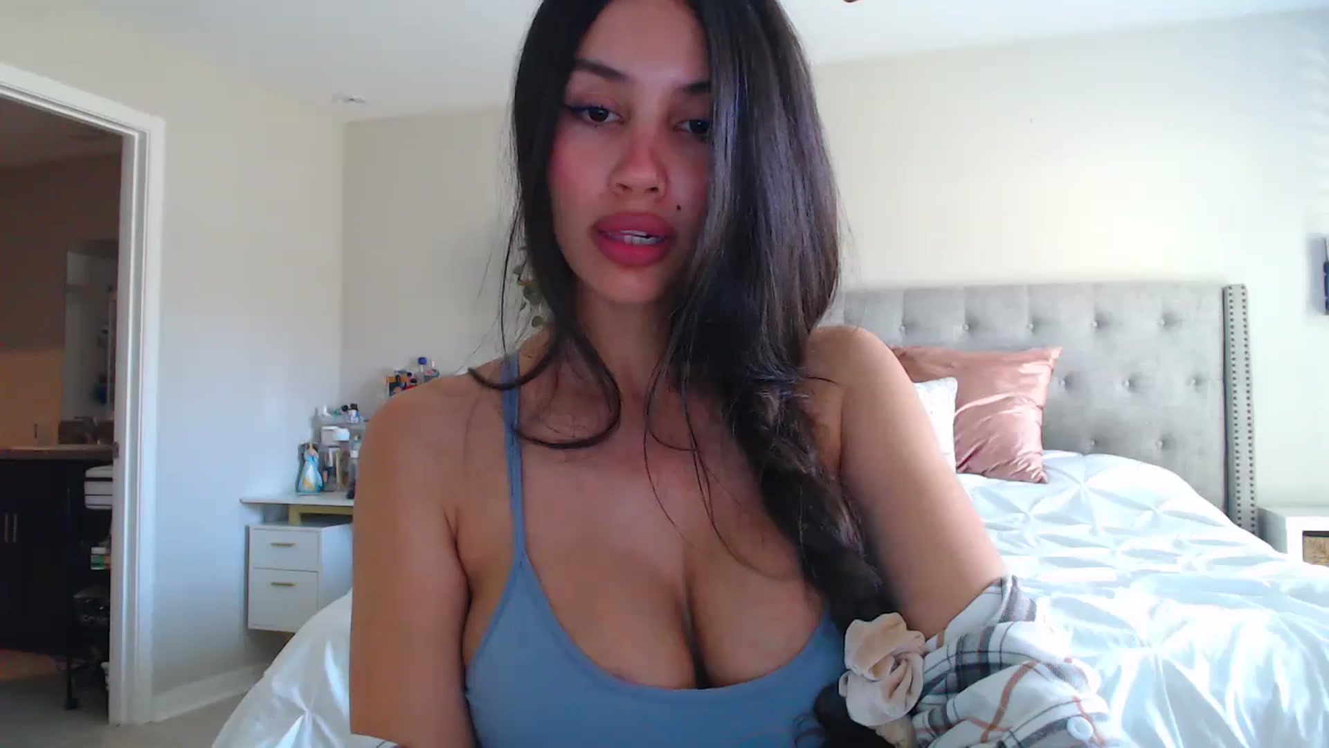 Gallery image thumbnail from SofiDiamond_'s myfreecams stream on, 03/27/2025, 20:38 image 5 of 20