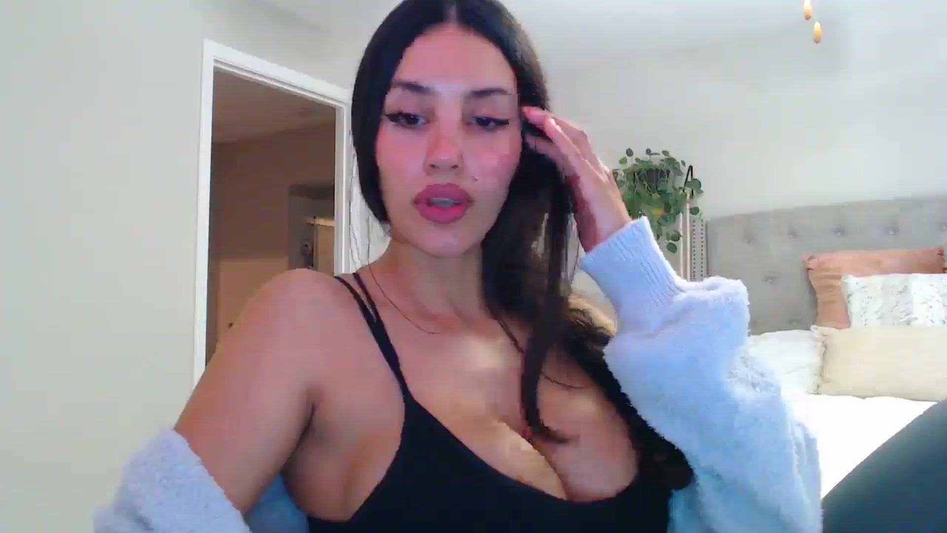 Gallery image thumbnail from SofiDiamond_'s myfreecams stream on, 04/06/2025, 24:03 image 6 of 20