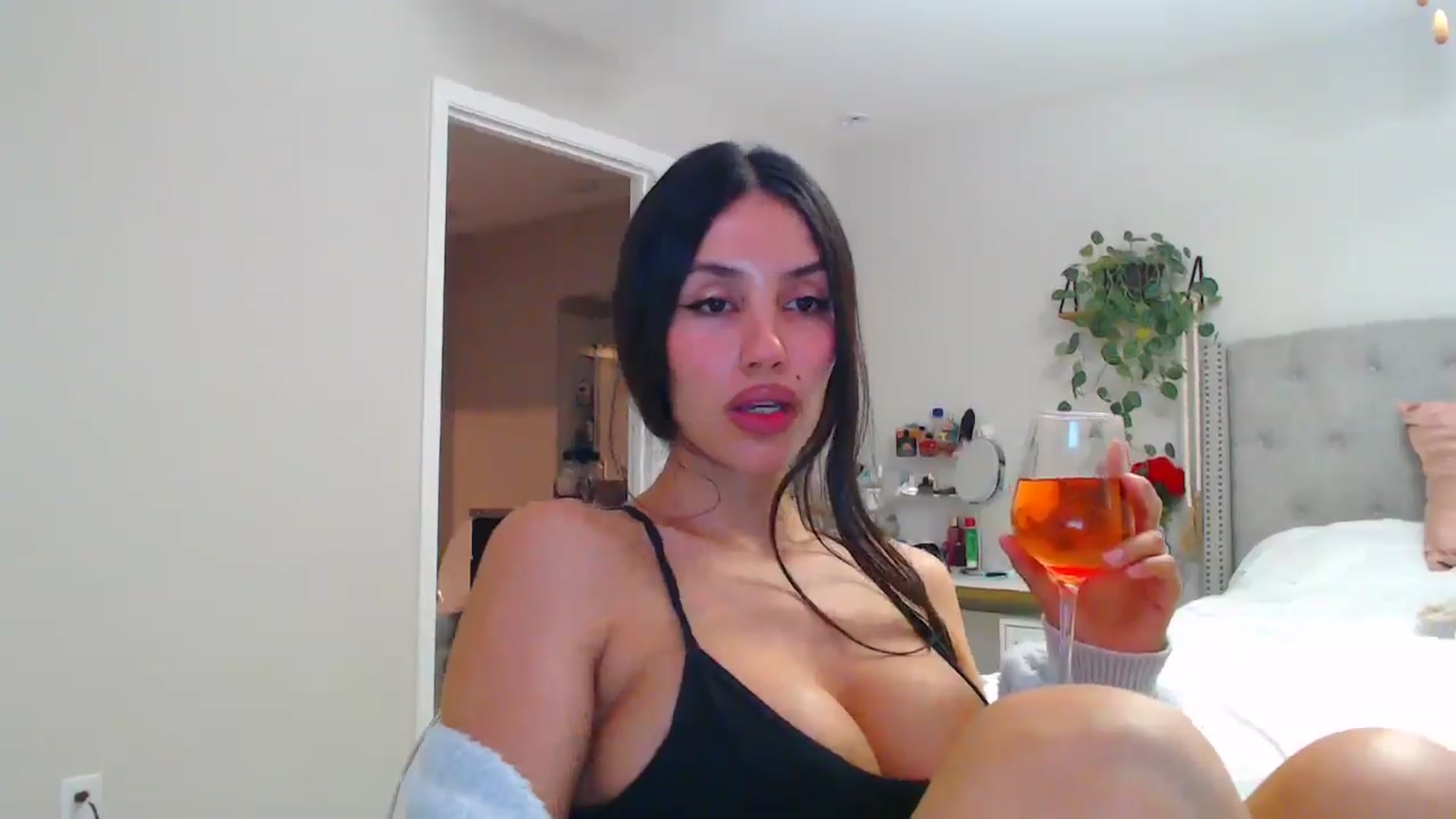 Gallery image thumbnail from SofiDiamond_'s myfreecams stream on, 04/06/2025, 24:25 image 16 of 20