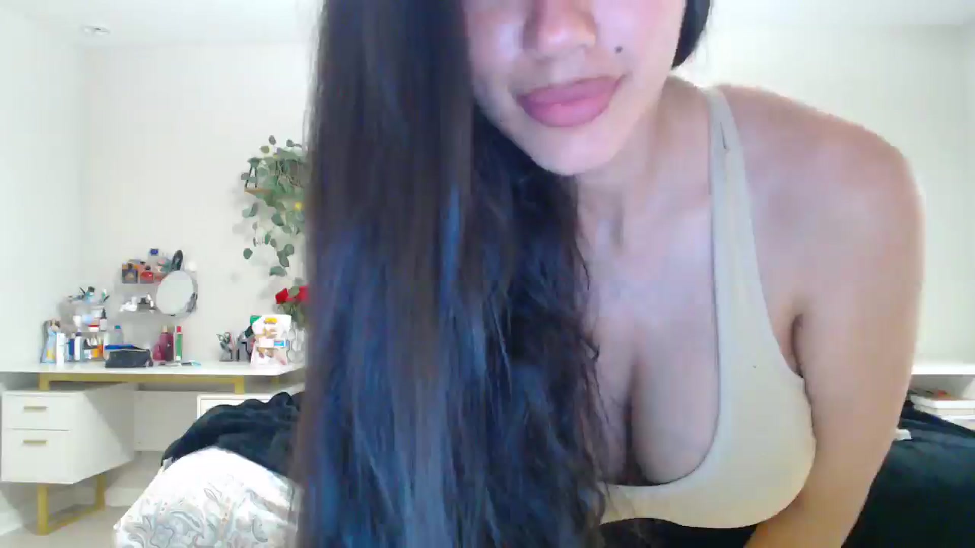Gallery image thumbnail from SofiDiamond_'s myfreecams stream on, 04/09/2025, 23:21 image 15 of 20