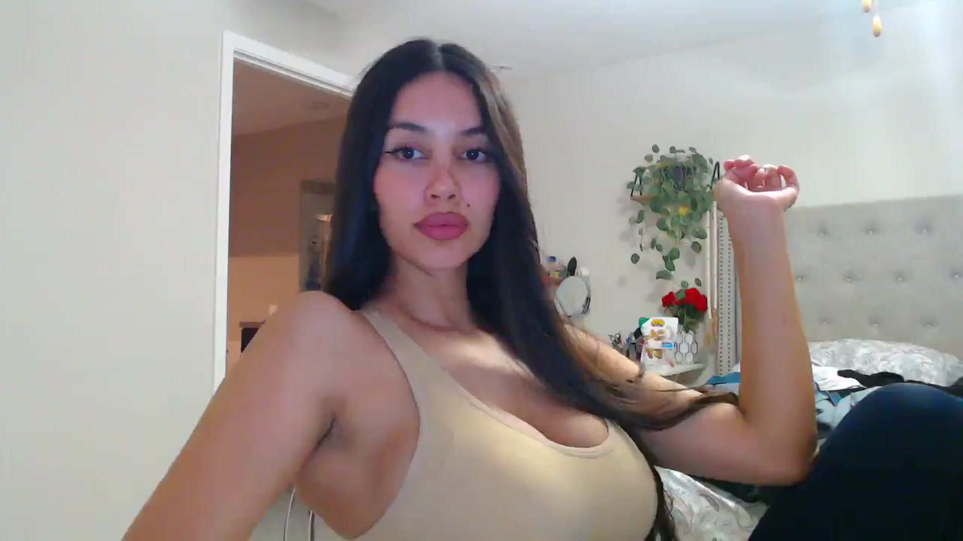 Gallery image thumbnail from SofiDiamond_'s myfreecams stream on, 04/10/2025, 01:01 image 7 of 20