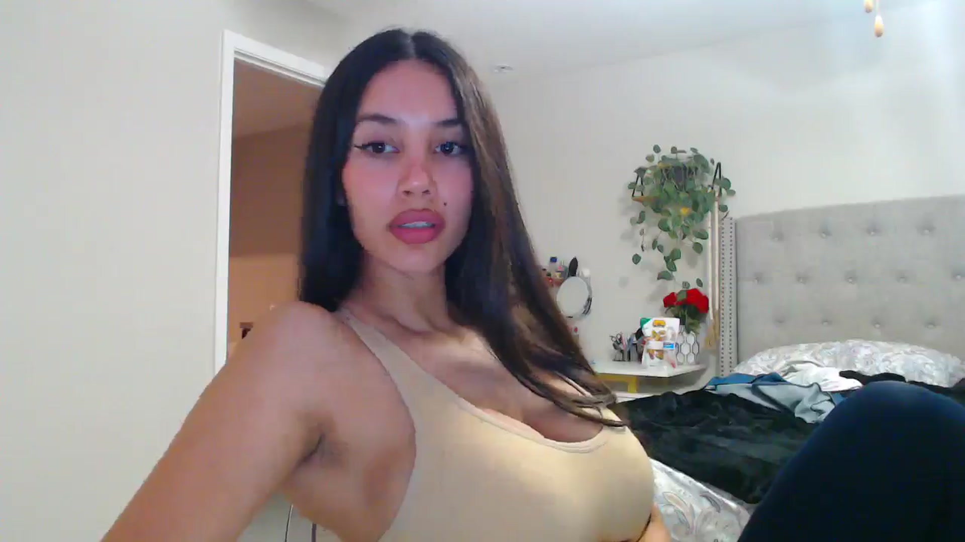 Gallery image thumbnail from SofiDiamond_'s myfreecams stream on, 04/10/2025, 01:01 image 5 of 20