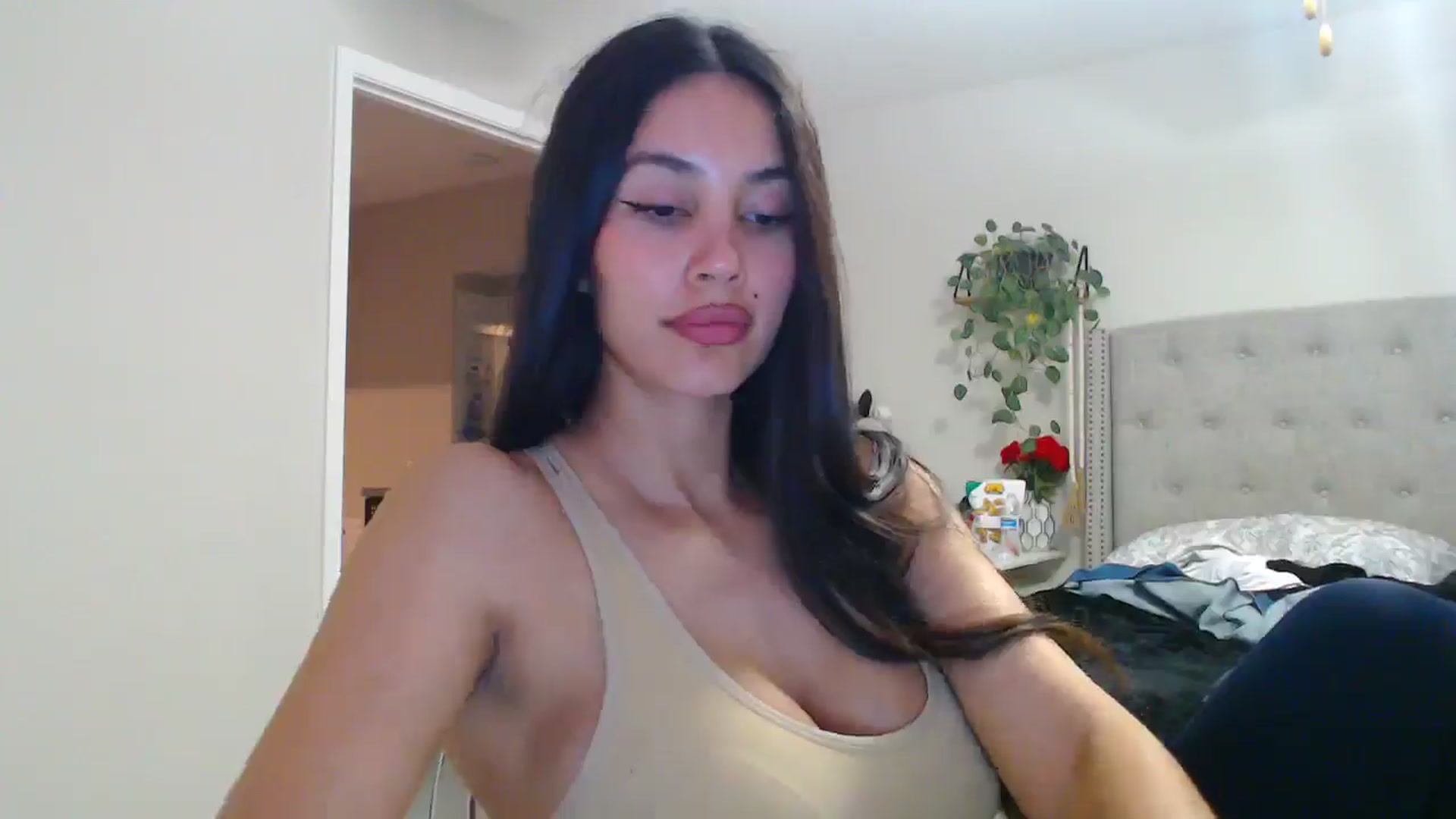 Gallery image thumbnail from SofiDiamond_'s myfreecams stream on, 04/10/2025, 01:01 image 6 of 20