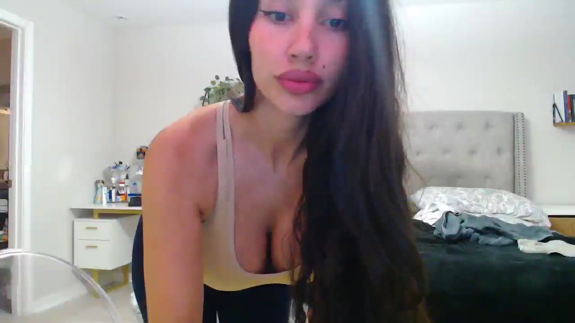 Gallery image thumbnail from SofiDiamond_'s myfreecams stream on, 04/10/2025, 01:01 image 11 of 20