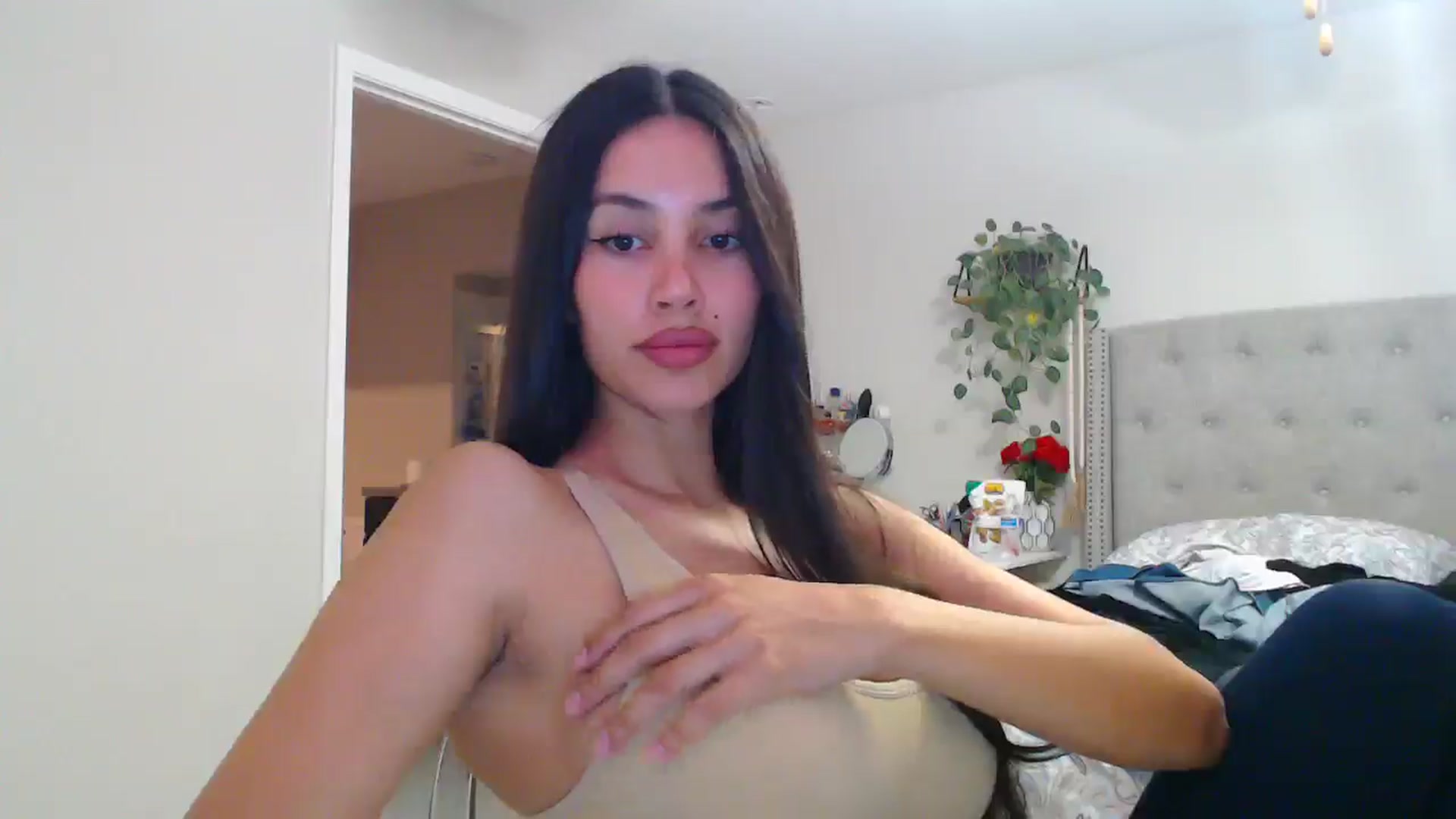 Gallery image thumbnail from SofiDiamond_'s myfreecams stream on, 04/10/2025, 01:01 image 8 of 20