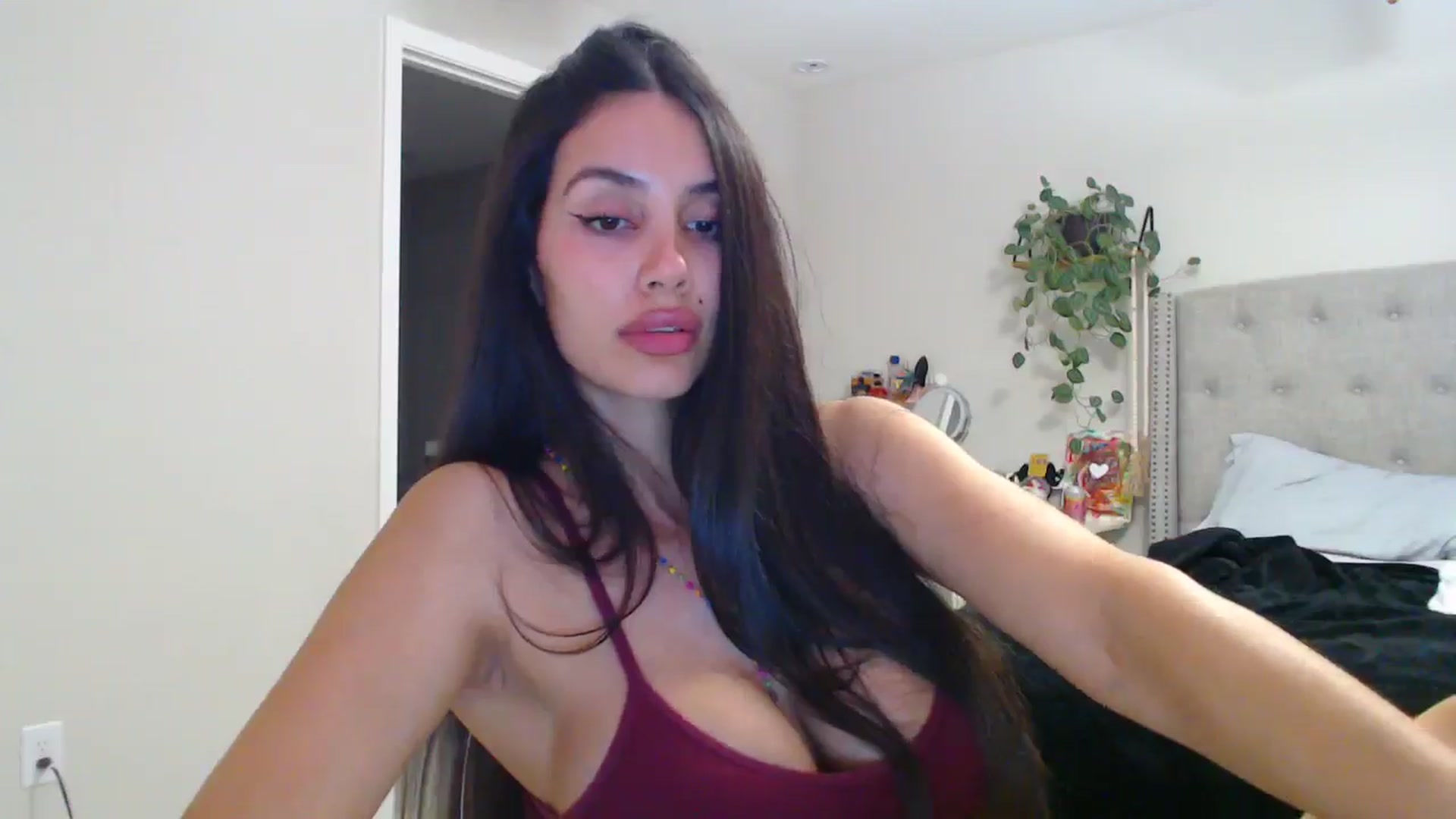 Gallery image thumbnail from SofiDiamond_'s myfreecams stream on, 04/20/2025, 03:30 image 14 of 20