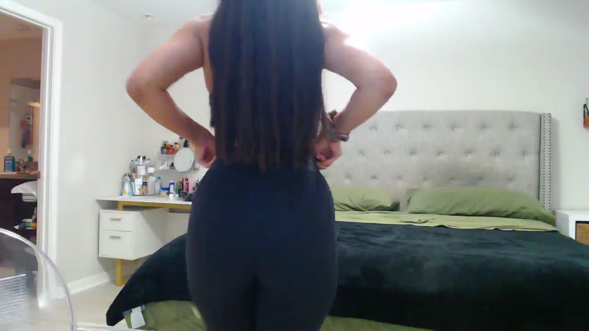 Gallery image thumbnail from SofiDiamond_'s myfreecams stream on, 05/01/2025, 24:27 image 5 of 20