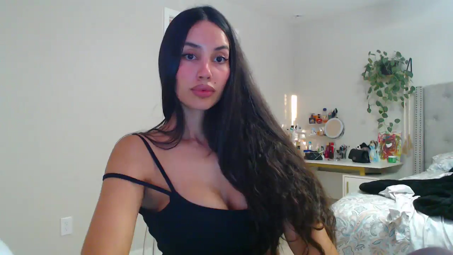 Gallery image thumbnail from SofiDiamond_'s myfreecams stream on, 05/15/2025, 24:00 image 6 of 20