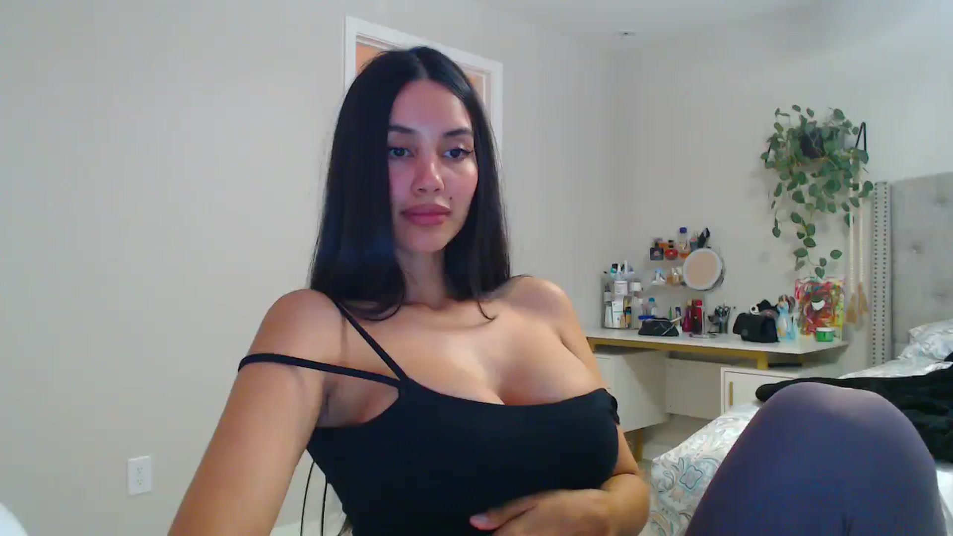 Gallery image thumbnail from SofiDiamond_'s myfreecams stream on, 05/15/2025, 24:00 image 12 of 20
