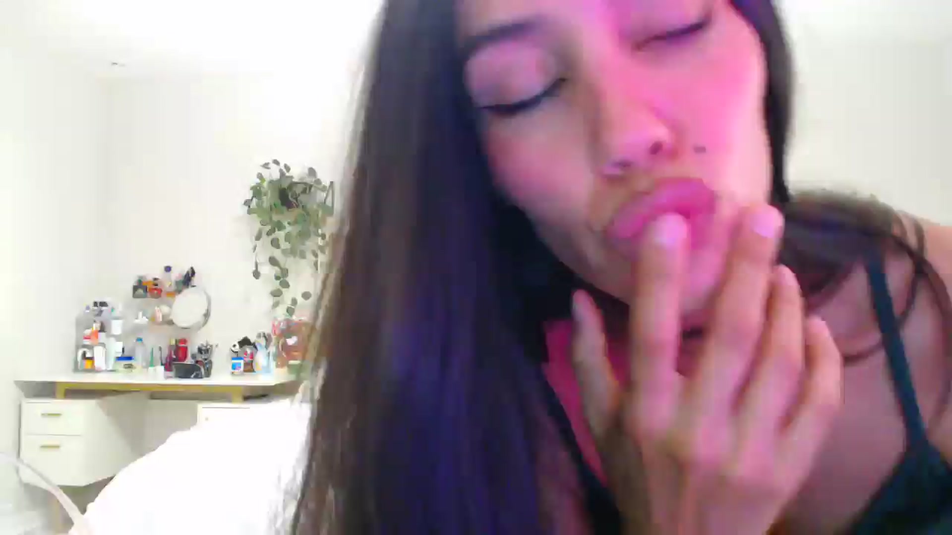 Gallery image thumbnail from SofiDiamond_'s myfreecams stream on, 05/16/2025, 01:30 image 12 of 20