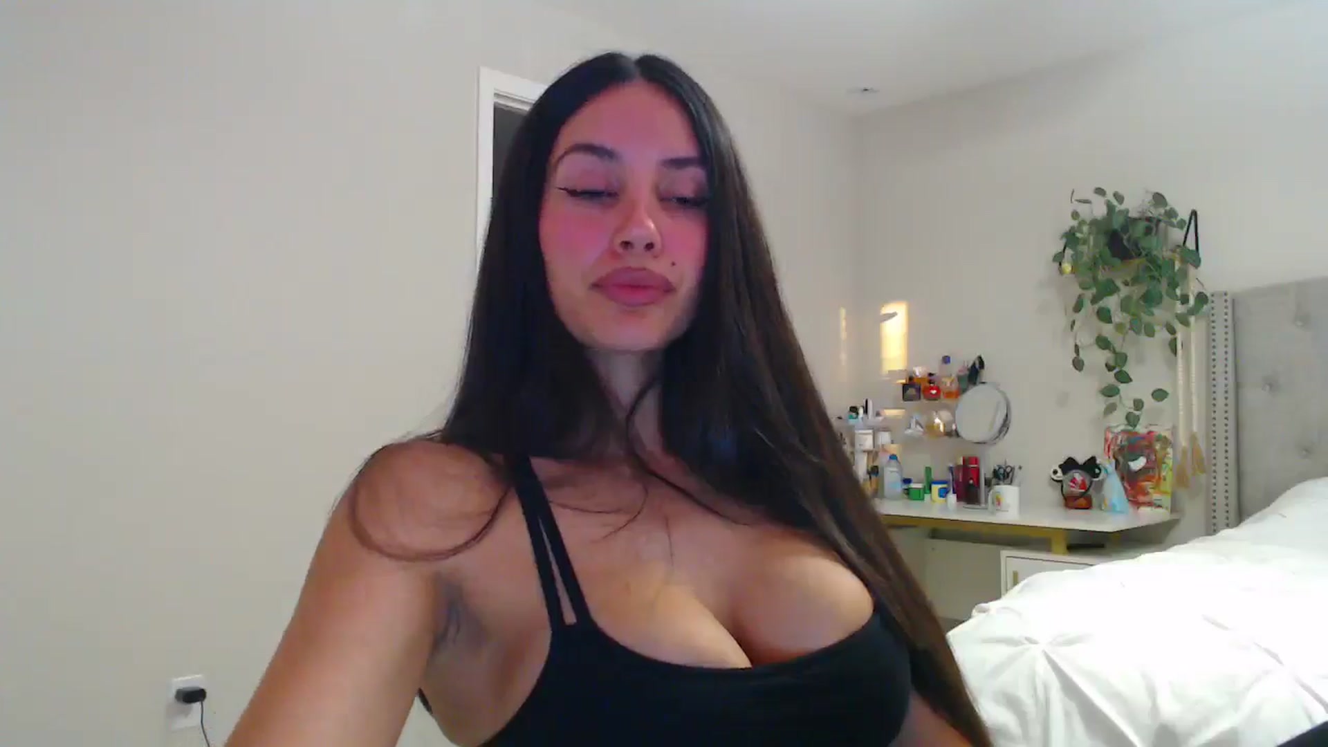 Gallery image thumbnail from SofiDiamond_'s myfreecams stream on, 05/17/2025, 24:00 image 7 of 20