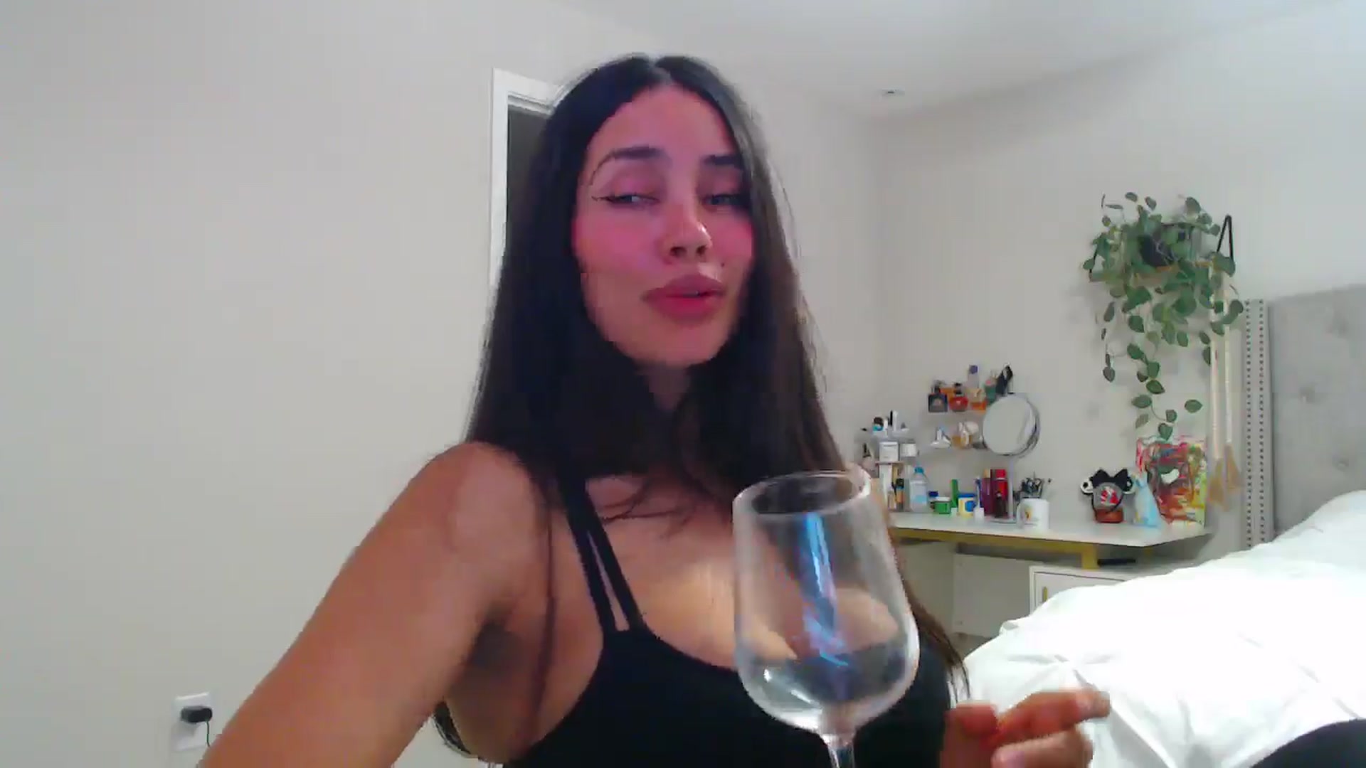 Gallery image thumbnail from SofiDiamond_'s myfreecams stream on, 05/17/2025, 24:00 image 14 of 20