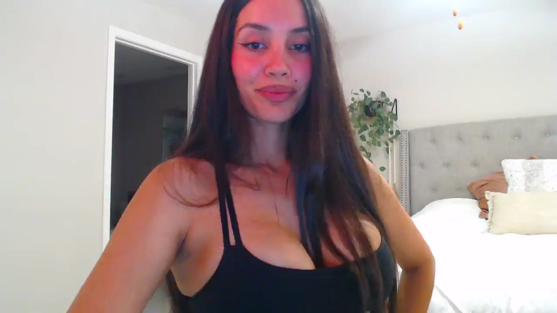 Gallery image thumbnail from SofiDiamond_'s myfreecams stream on, 05/17/2025, 24:00 image 2 of 20