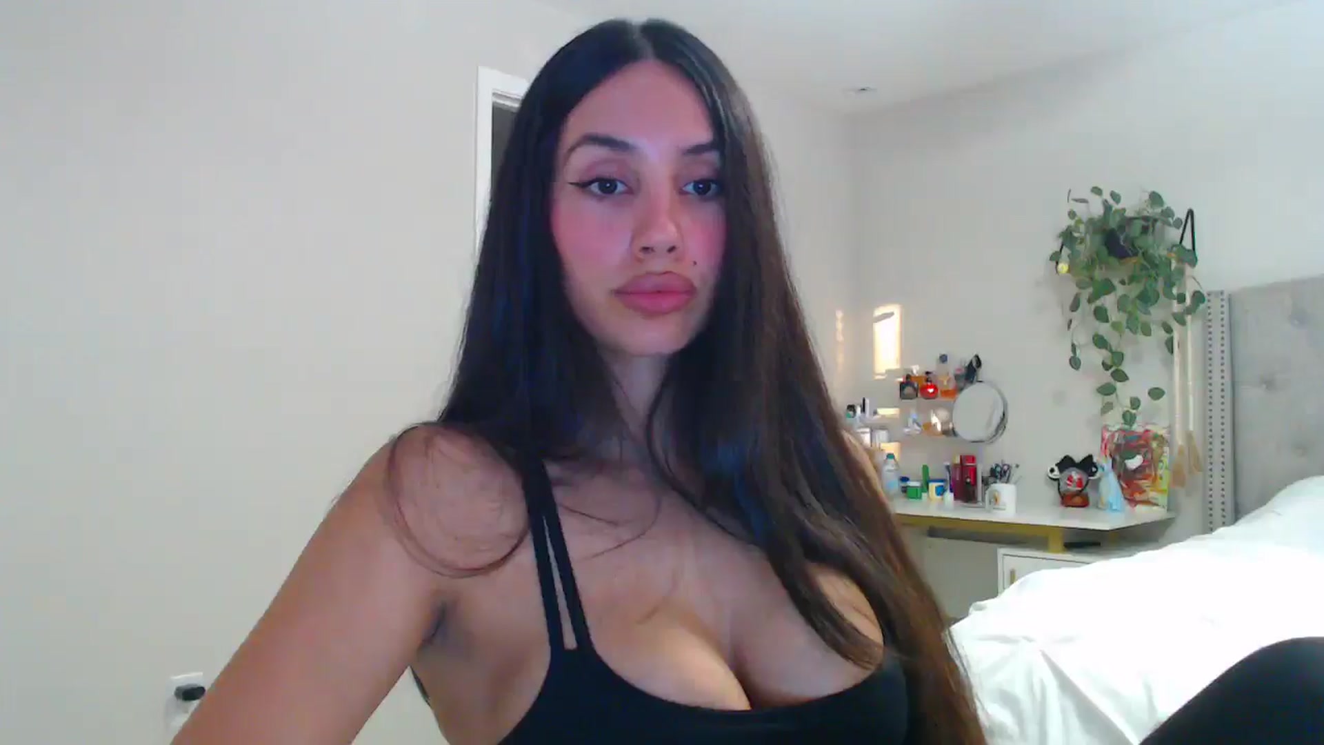 Gallery image thumbnail from SofiDiamond_'s myfreecams stream on, 05/17/2025, 24:00 image 6 of 20