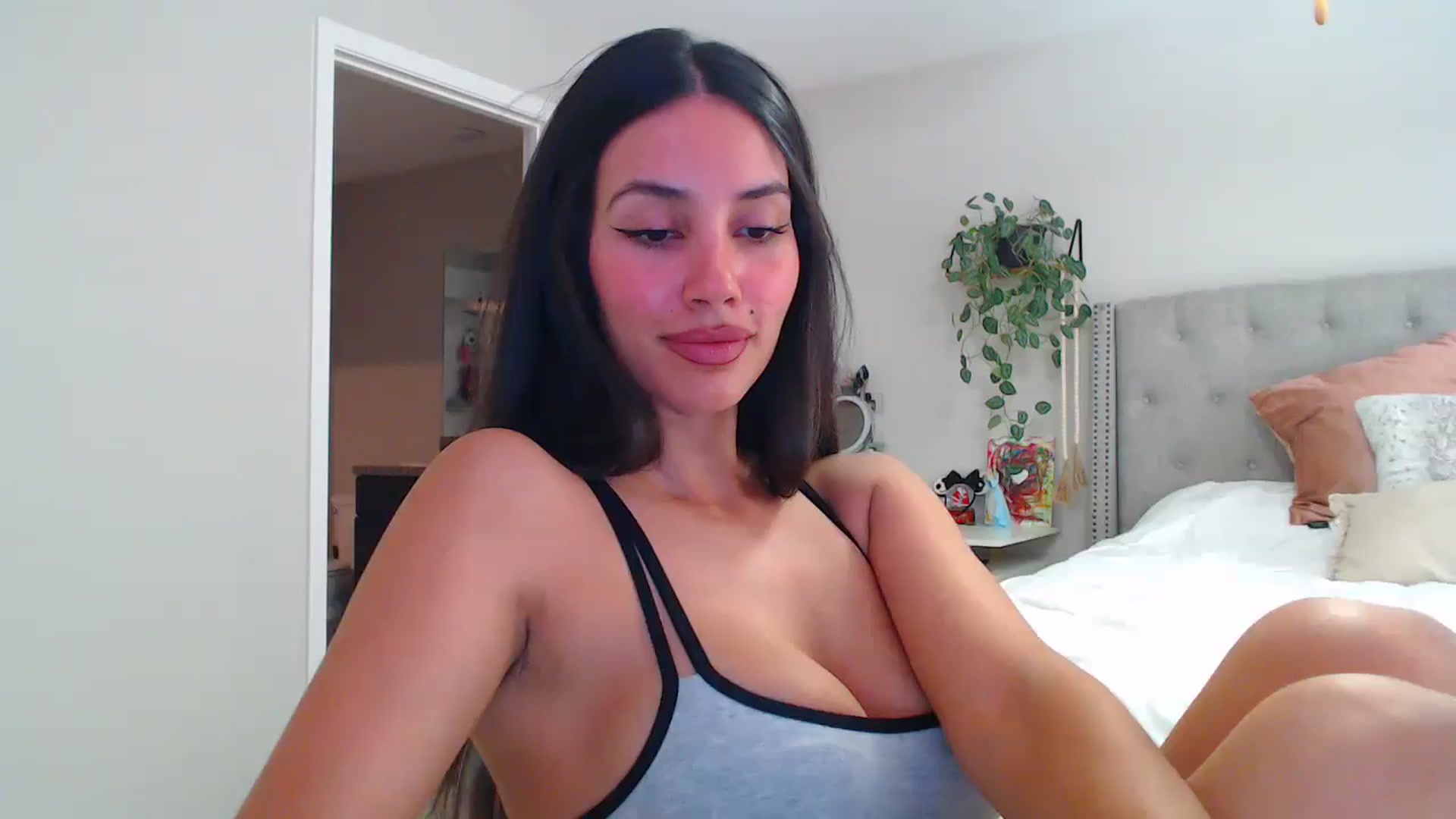 Gallery image thumbnail from SofiDiamond_'s myfreecams stream on, 05/17/2025, 22:50 image 11 of 20