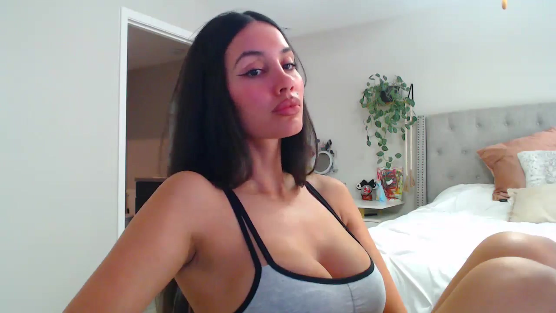 Gallery image thumbnail from SofiDiamond_'s myfreecams stream on, 05/17/2025, 22:50 image 15 of 20