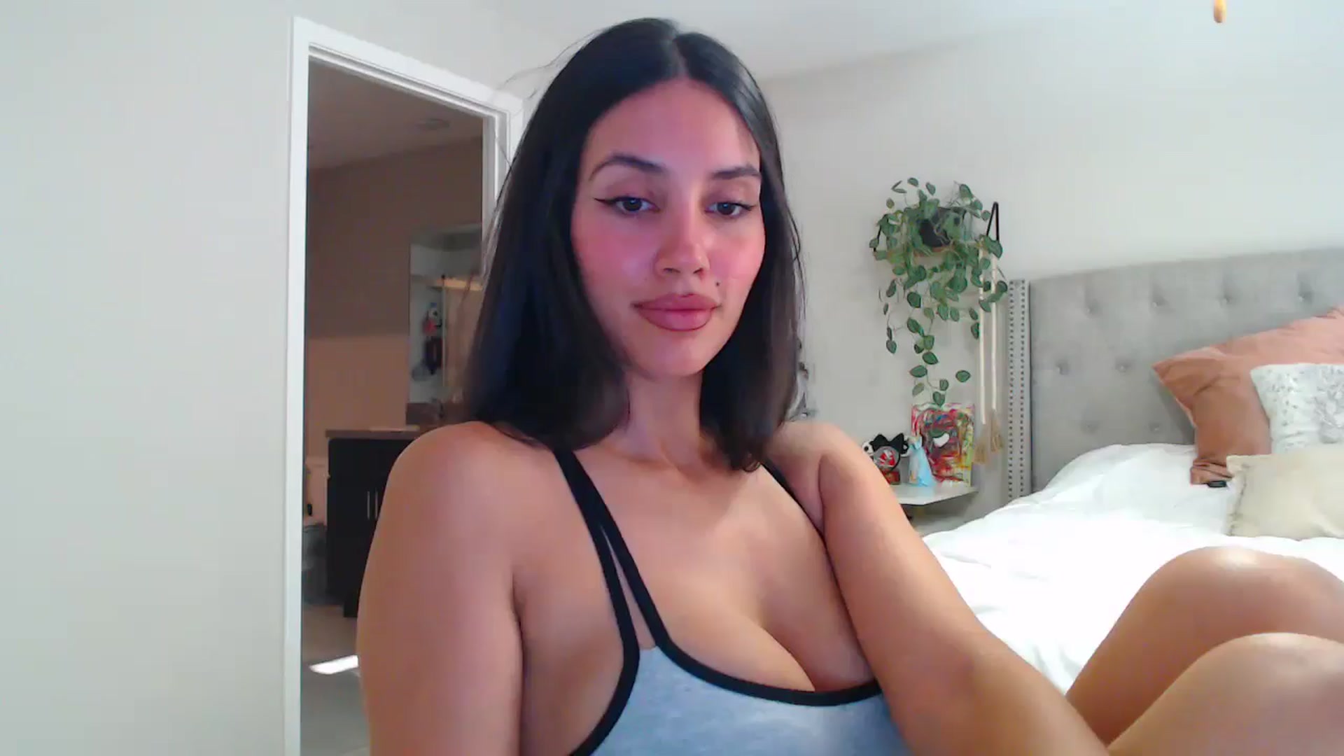Gallery image thumbnail from SofiDiamond_'s myfreecams stream on, 05/17/2025, 22:50 image 14 of 20
