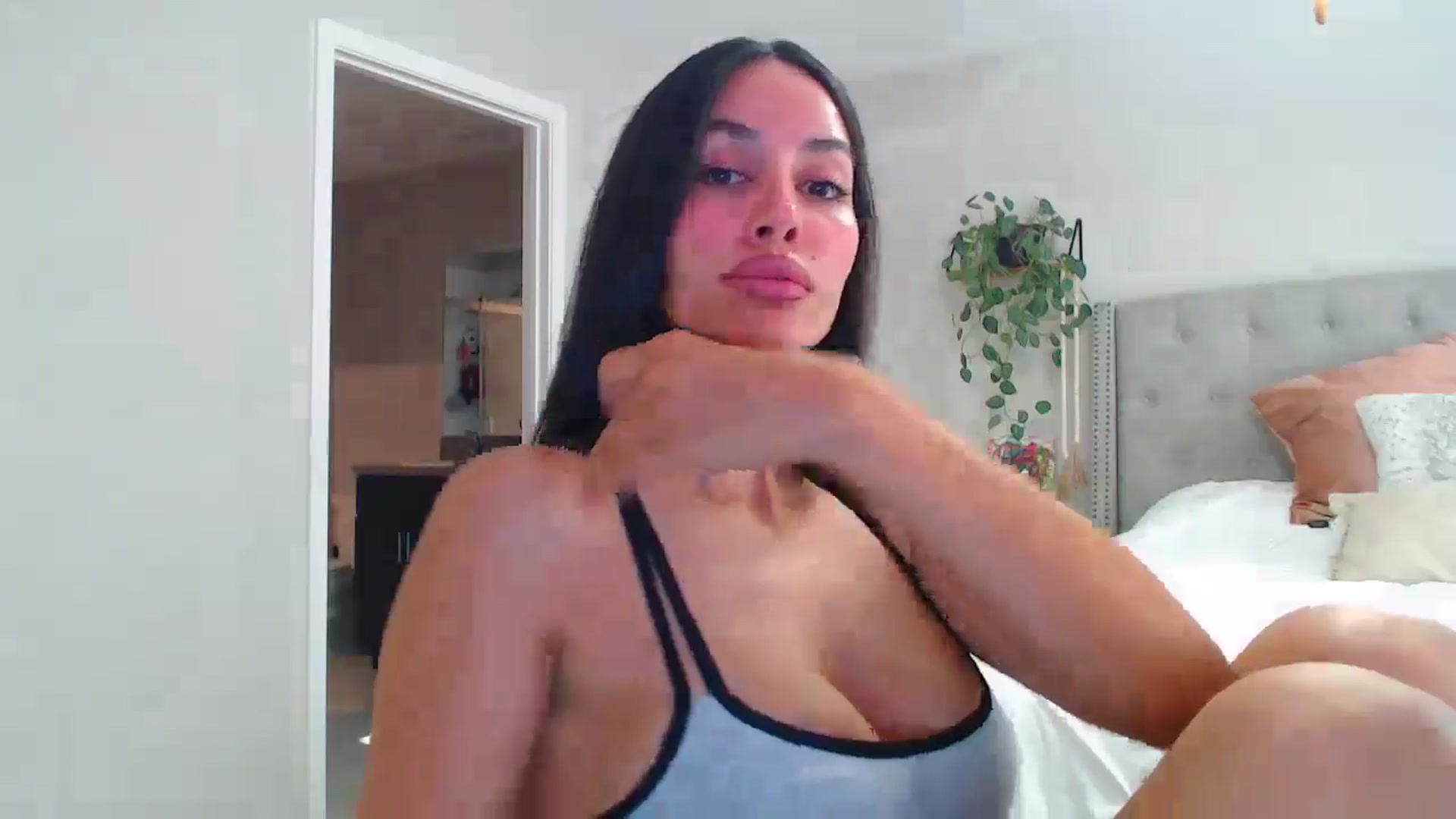 Gallery image thumbnail from SofiDiamond_'s myfreecams stream on, 05/17/2025, 22:50 image 10 of 20
